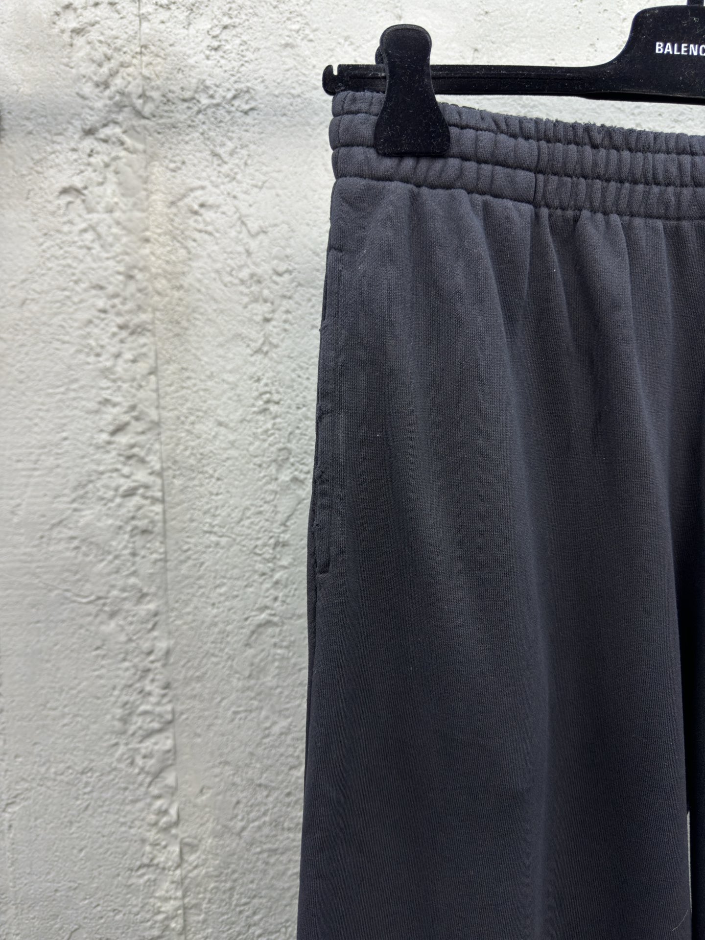 Balenciaga No 裂纹印花卫裤 4