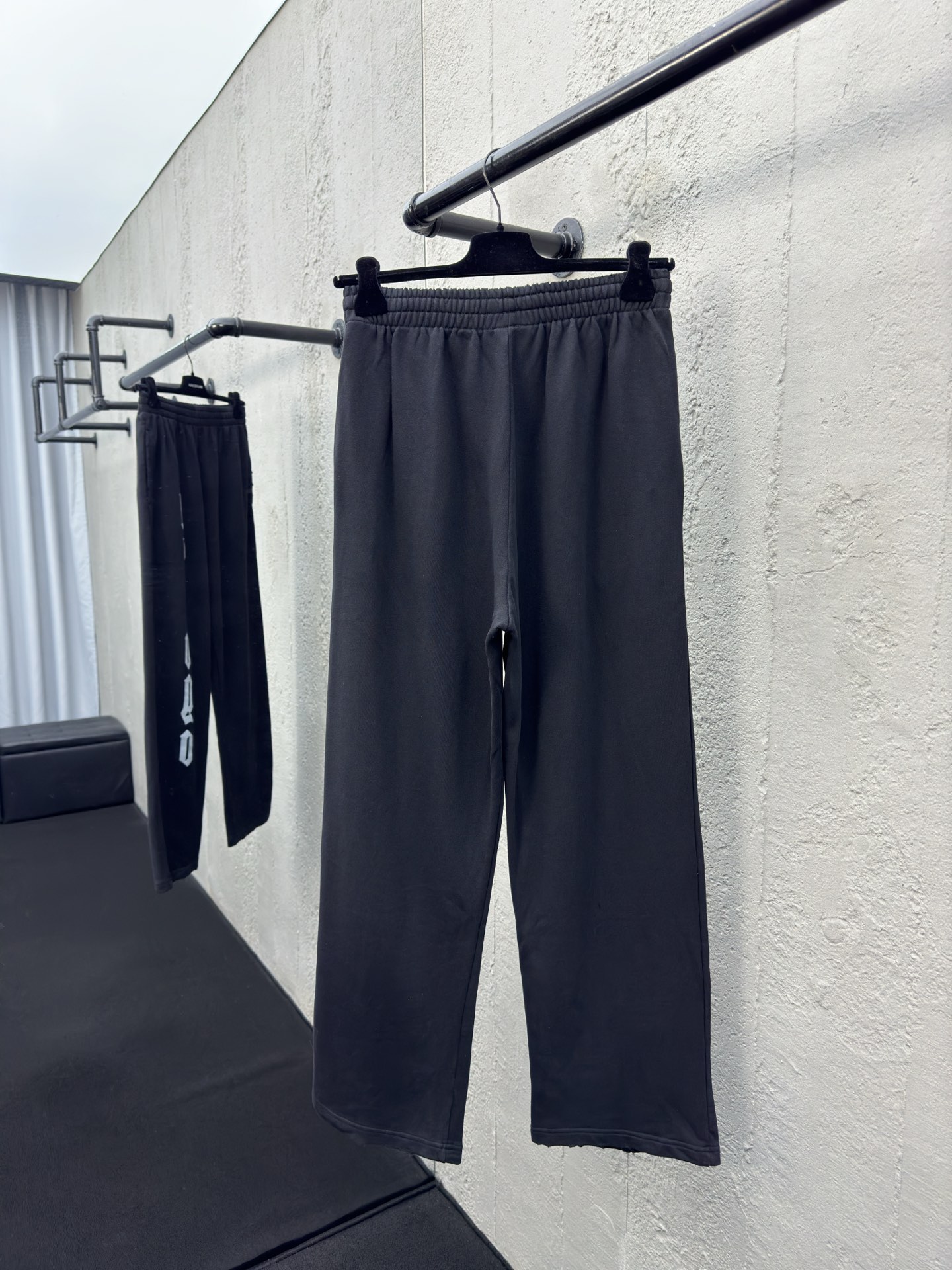 Balenciaga No 裂纹印花卫裤 2