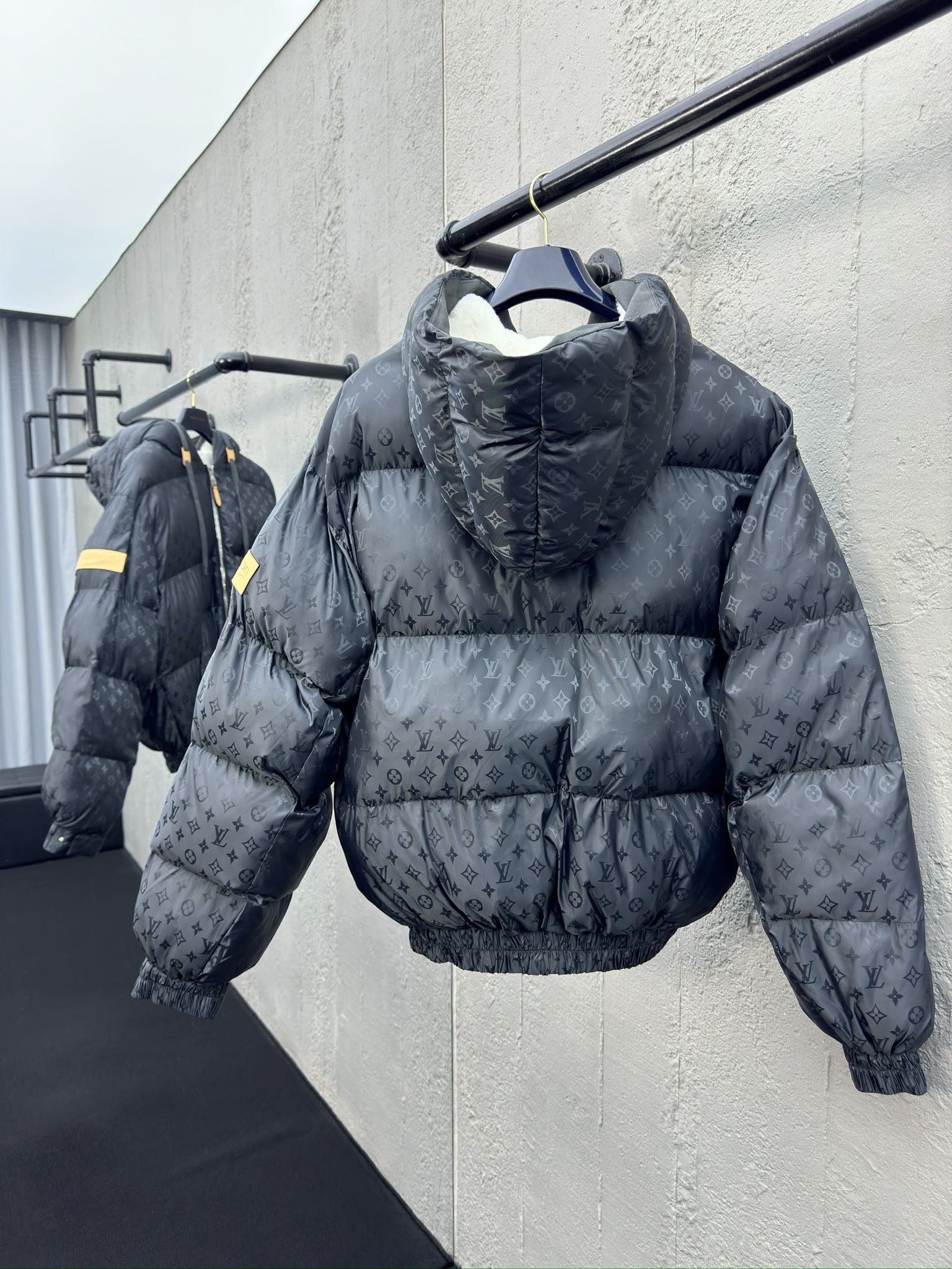 LOUIS VUITTON 滑雪系列暗纹满印羽绒服外套 2