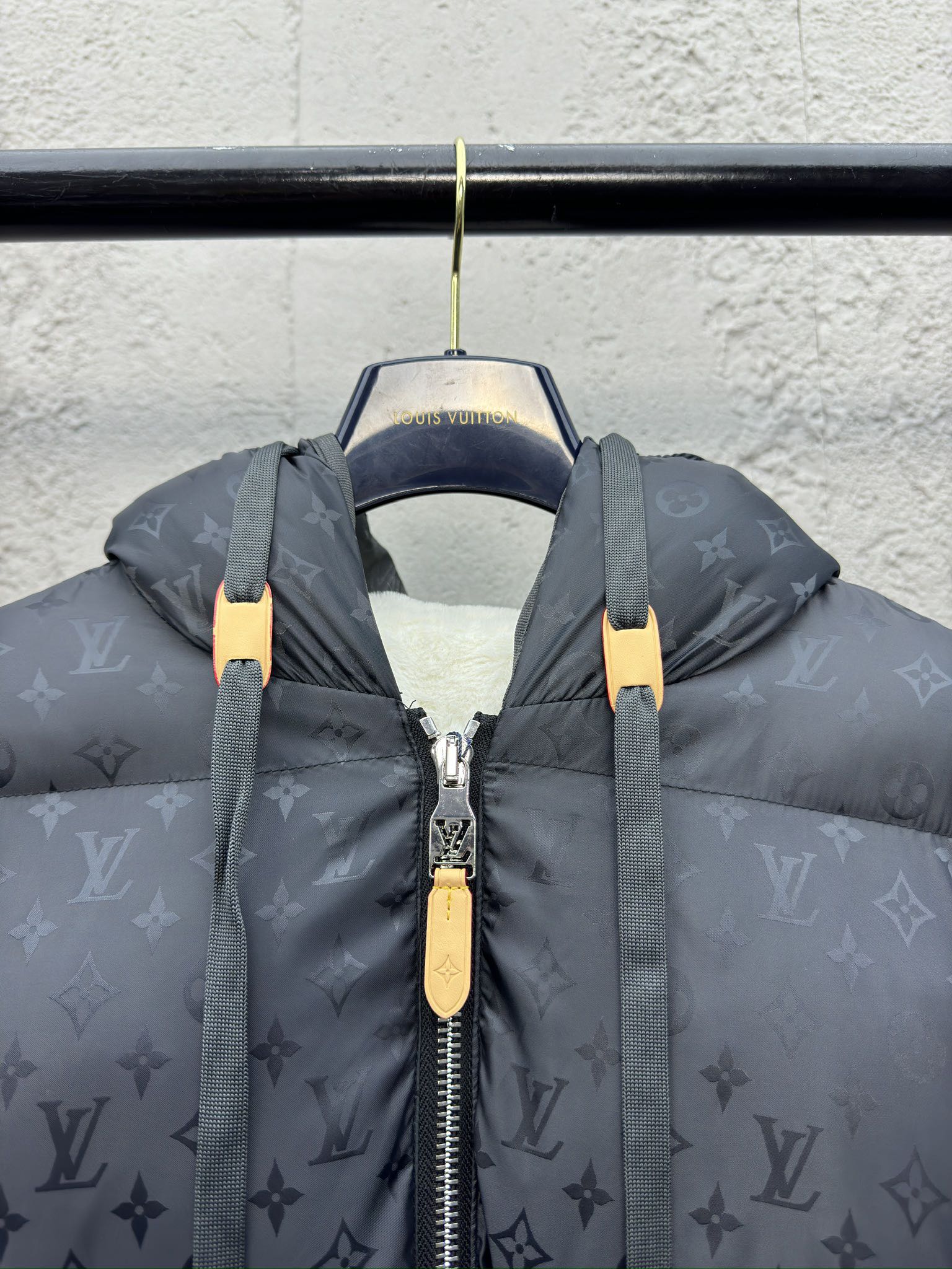 LOUIS VUITTON 滑雪系列暗纹满印羽绒服外套 3