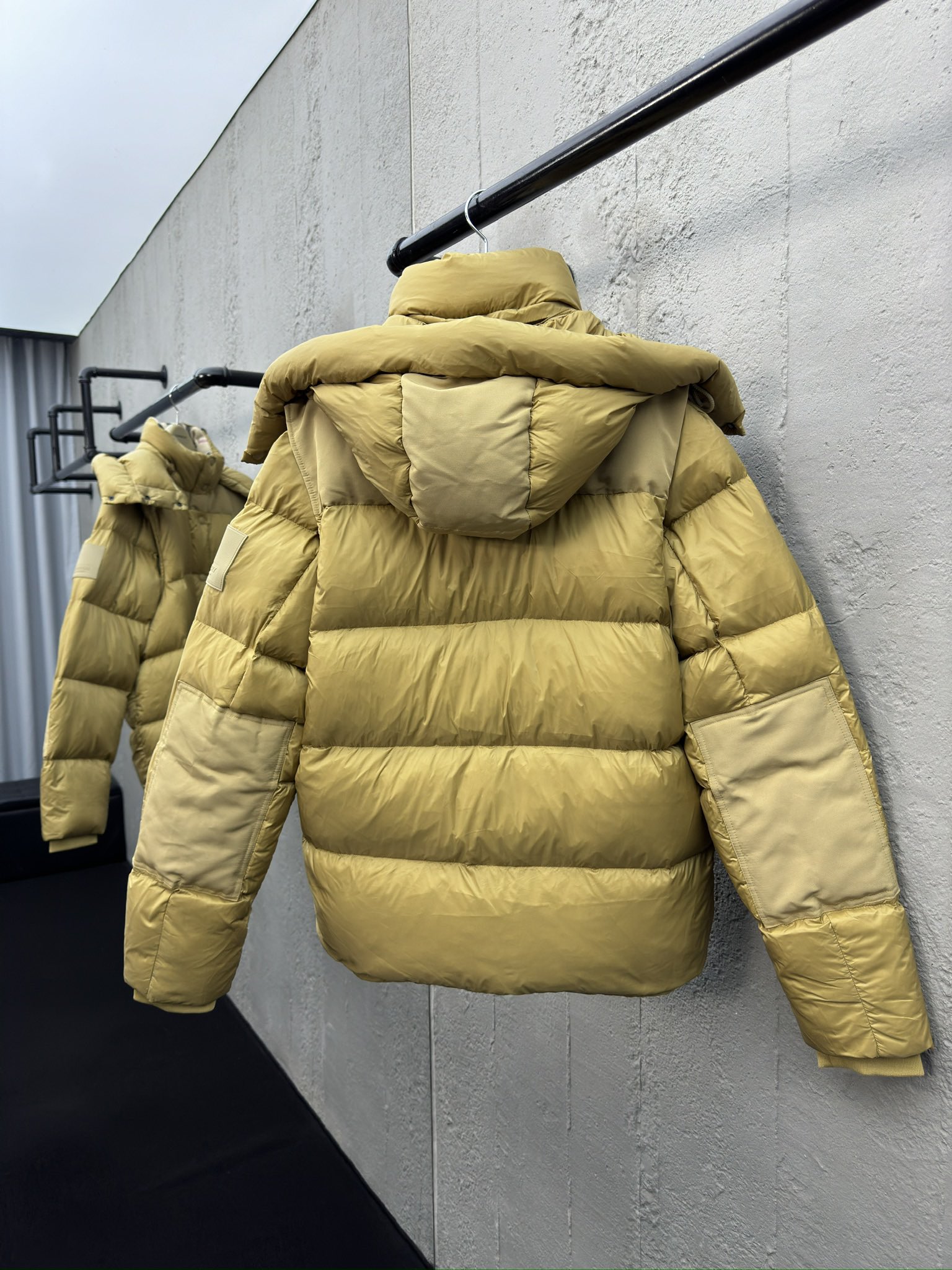 BURBERRY 可拆卸袖子拼接连帽羽绒服 2