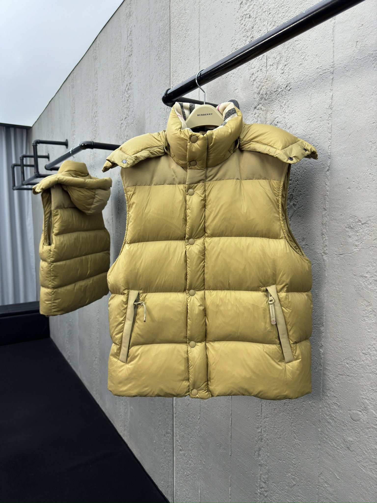 BURBERRY 可拆卸袖子拼接连帽羽绒服 3