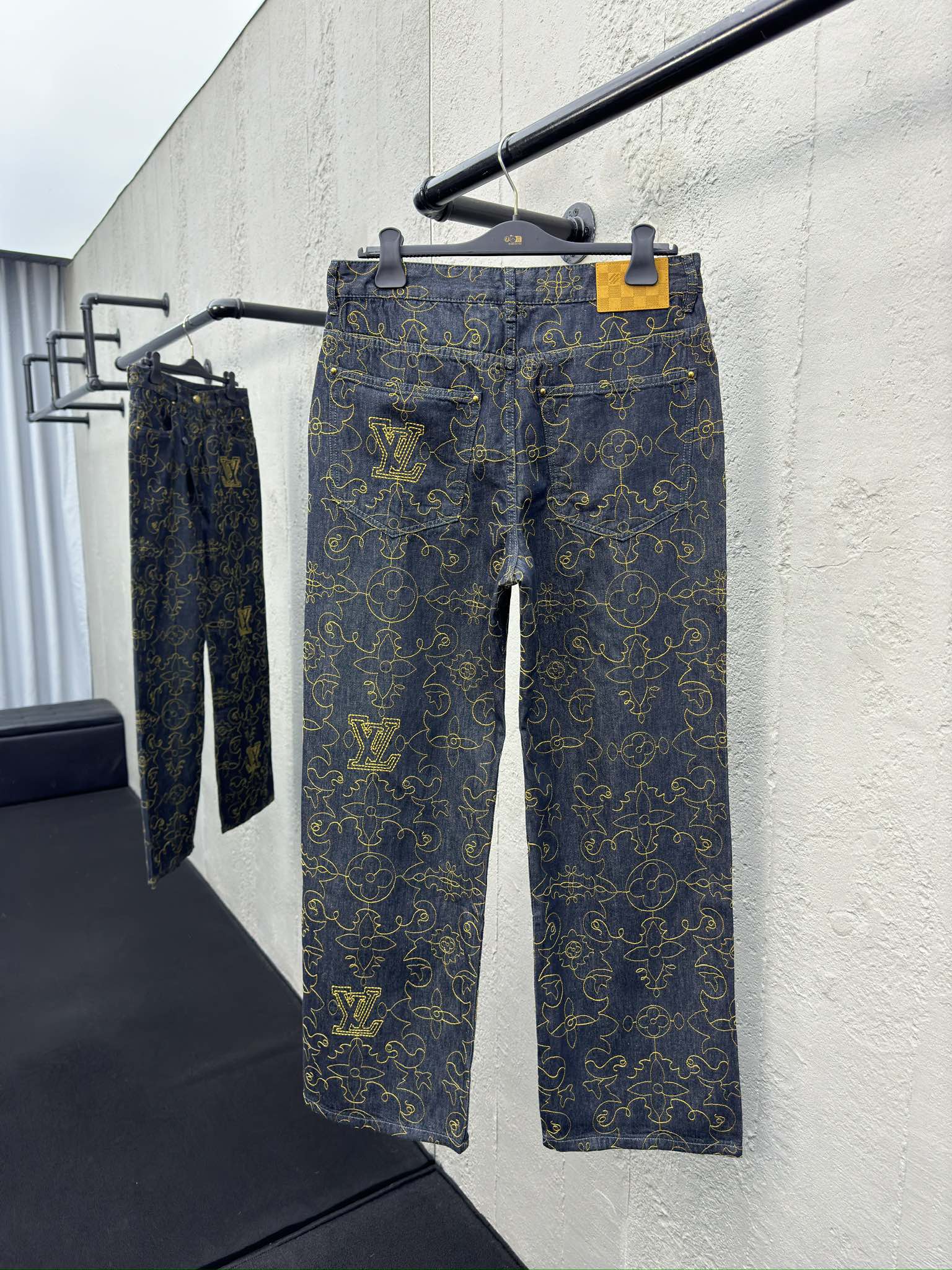 LOUIS VUITTON 蔓藤刺绣花纹缝线牛仔裤 2