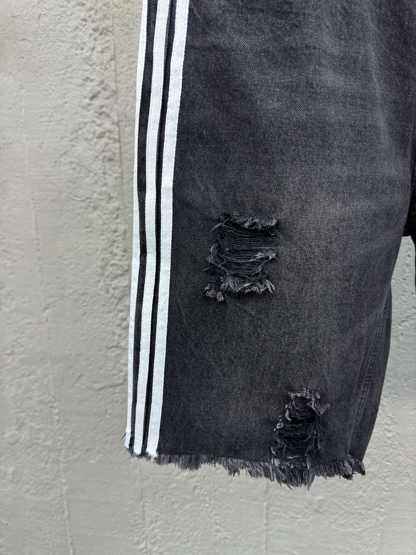 Balenciaga 破洞糜烂三条杠牛仔裤 6