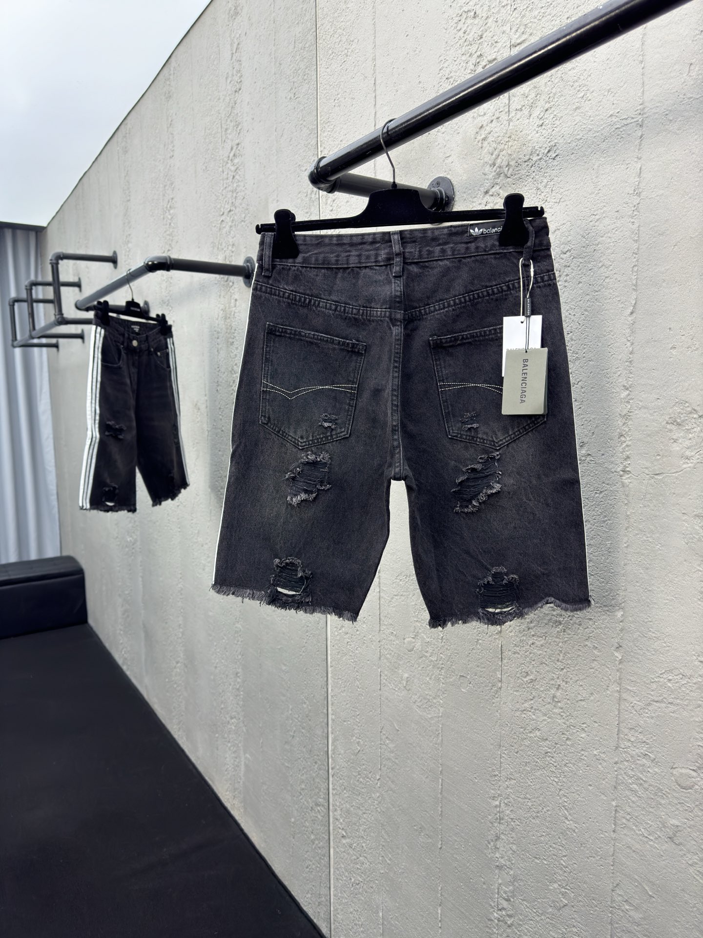 Balenciaga 破洞糜烂三条杠牛仔裤 2