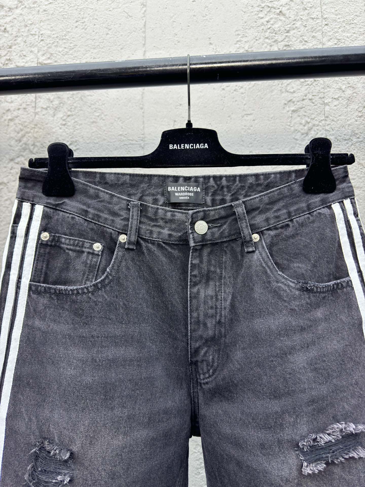 Balenciaga 破洞糜烂三条杠牛仔裤 3
