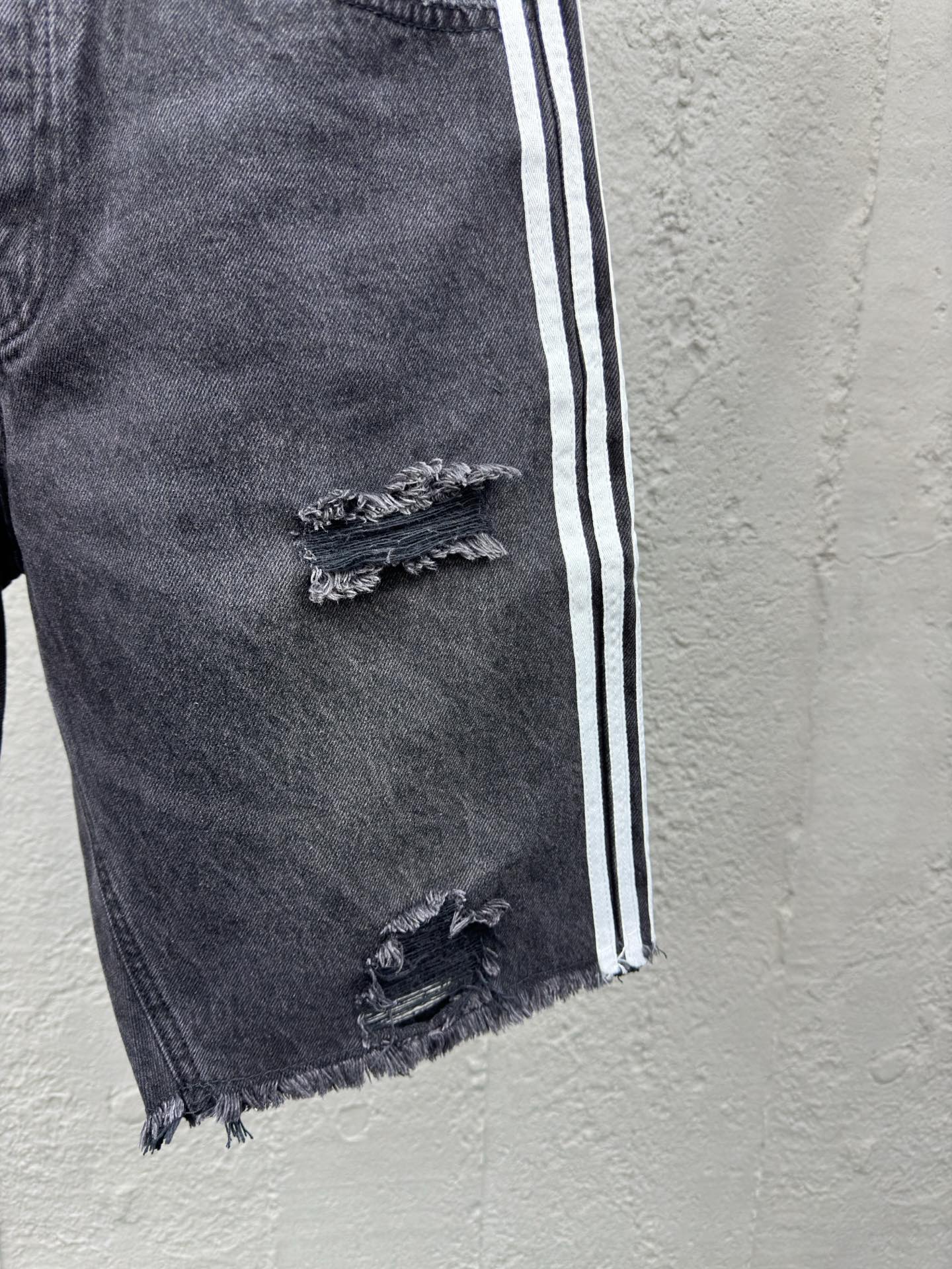 Balenciaga 破洞糜烂三条杠牛仔裤 7