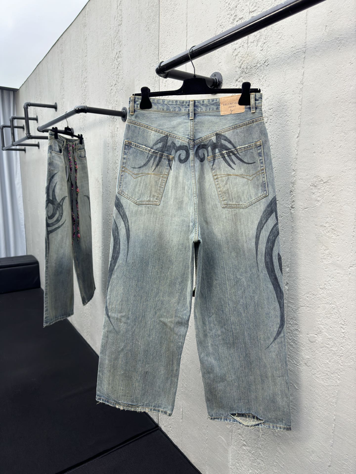 Balenciaga 龙纹图案印花牛仔裤 2
