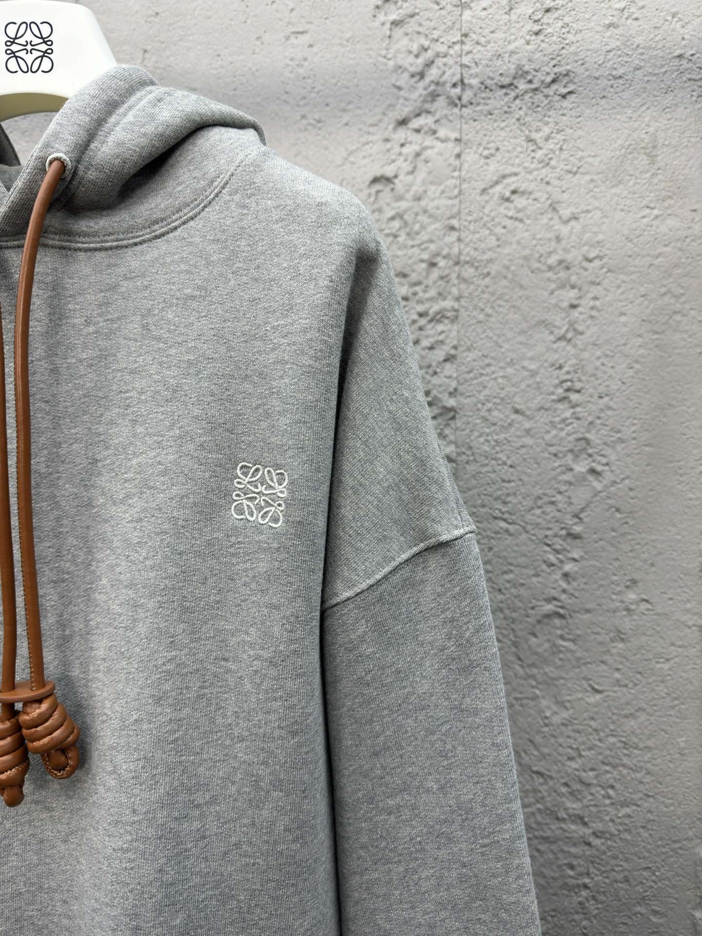 LOEWE 皮绳刺绣logo连帽卫衣 5