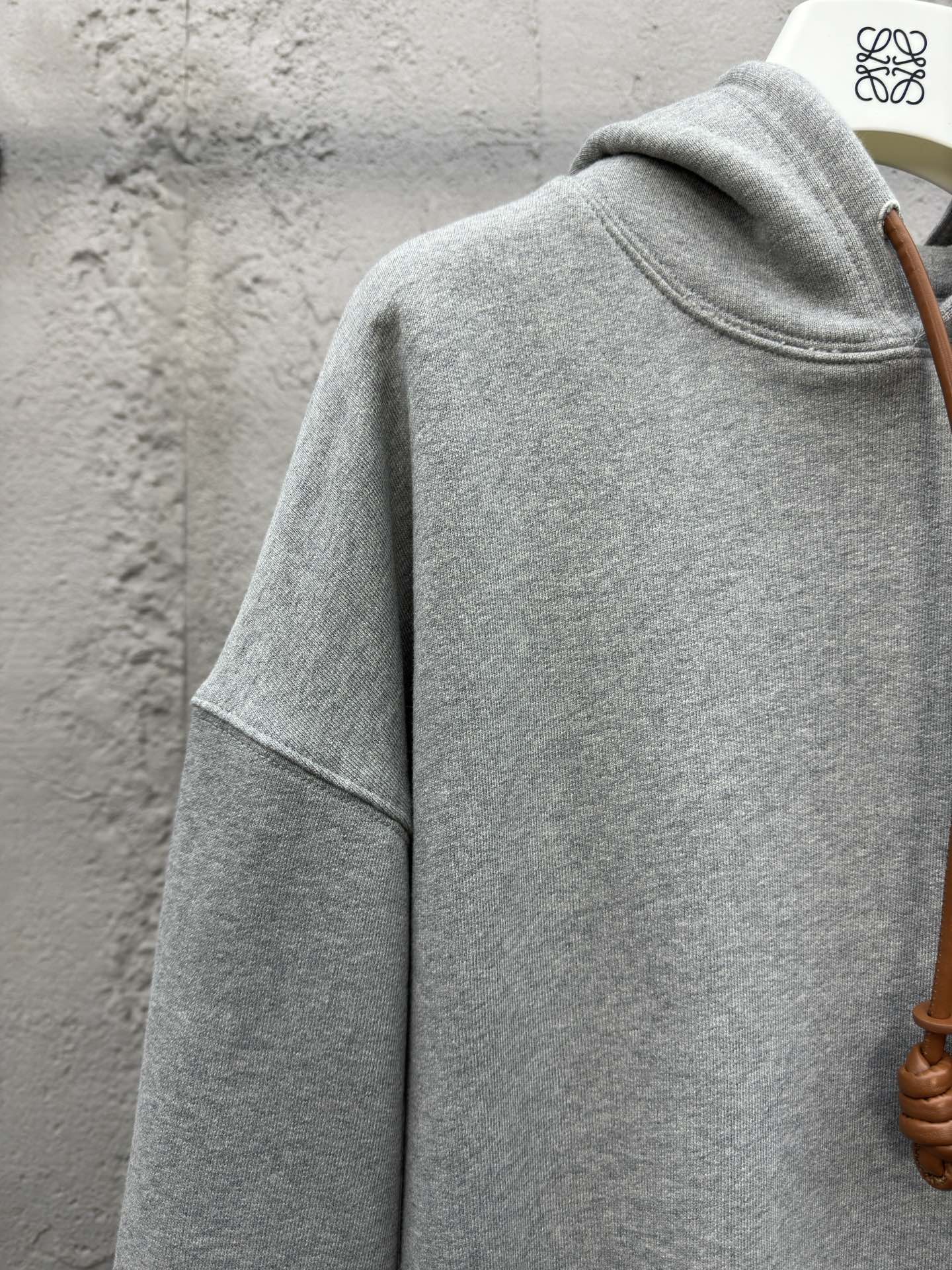 LOEWE 皮绳刺绣logo连帽卫衣 4