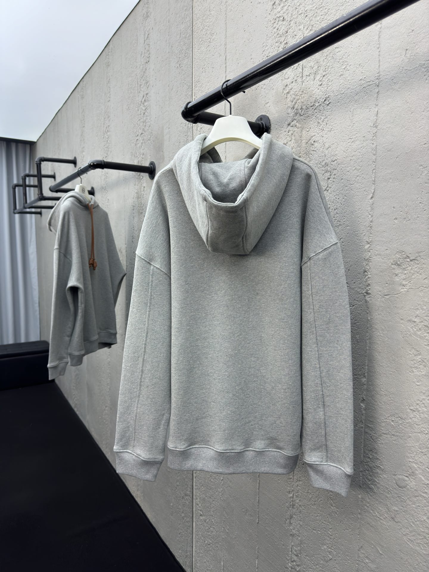 LOEWE 皮绳刺绣logo连帽卫衣 2