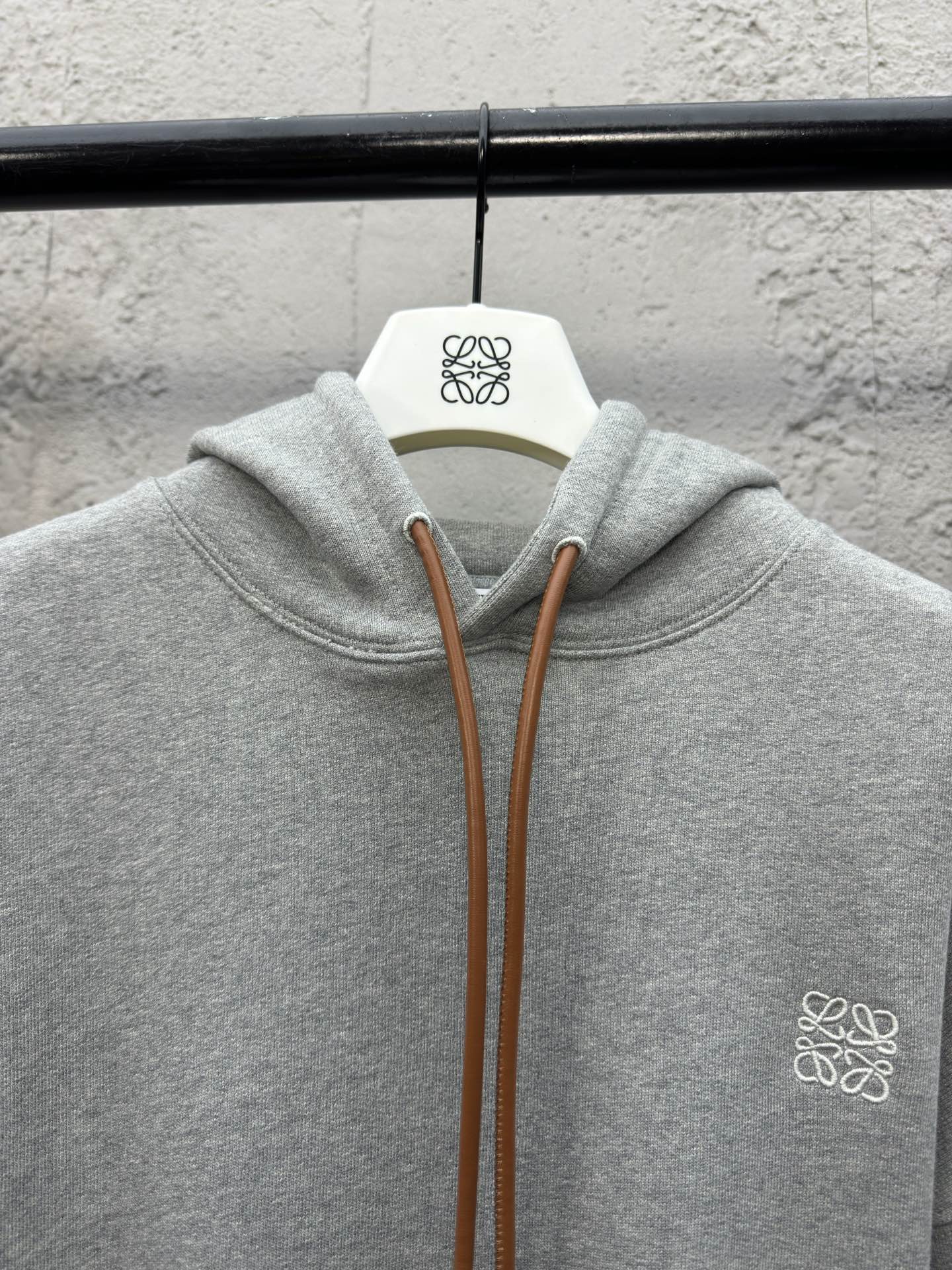 LOEWE 皮绳刺绣logo连帽卫衣 3