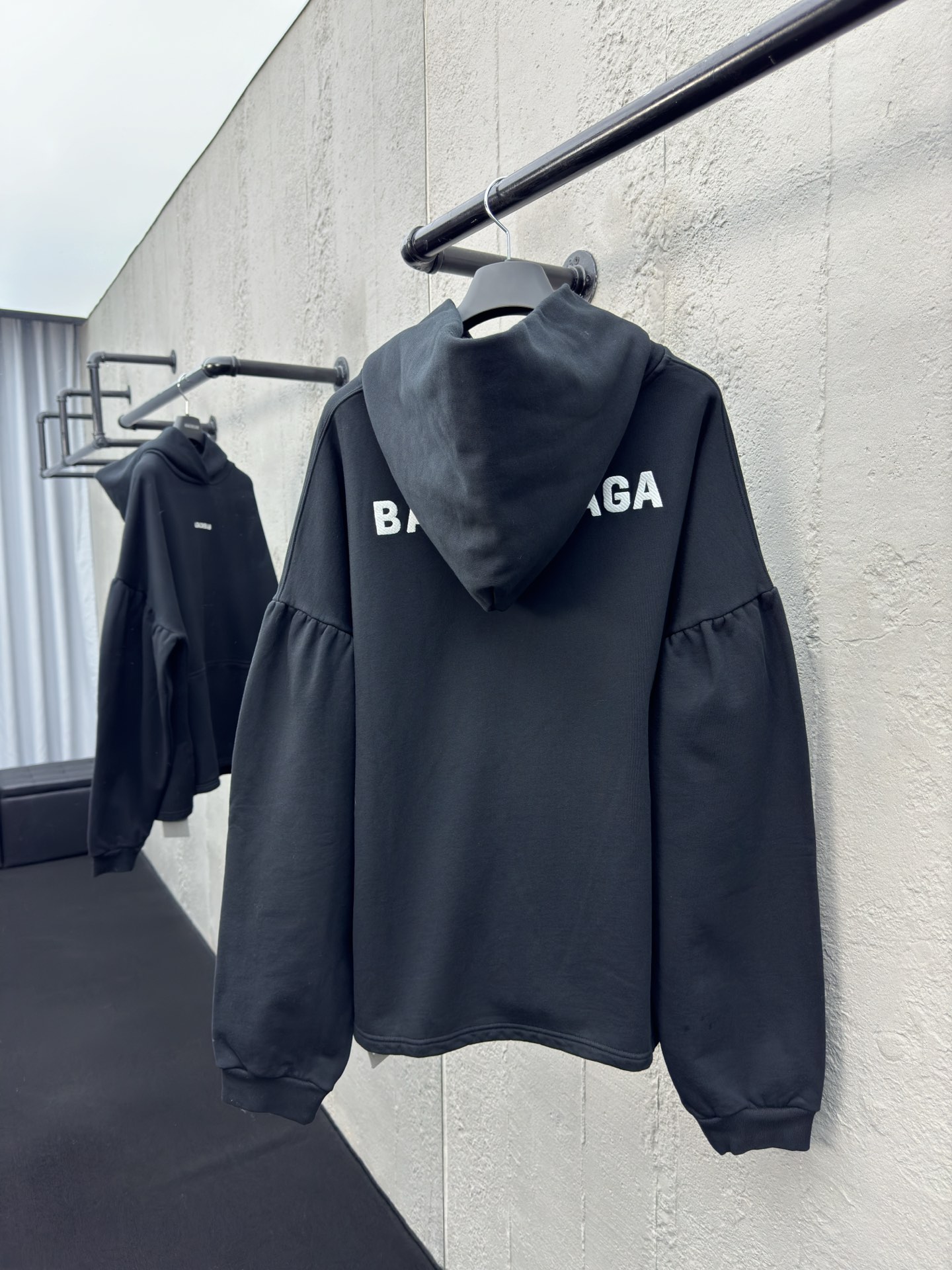 Balenciaga 蝙蝠袖刺绣字母连帽卫衣 2