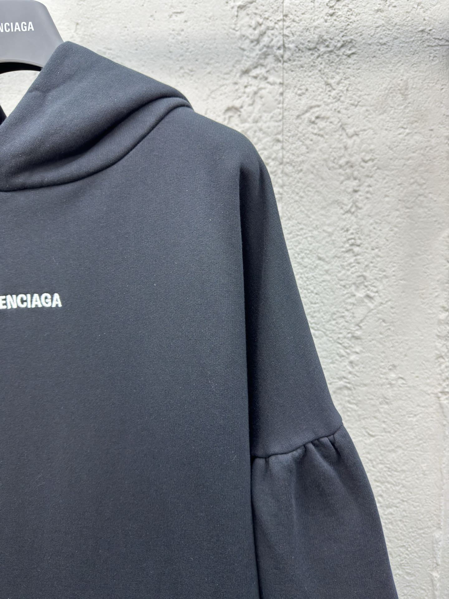 Balenciaga 蝙蝠袖刺绣字母连帽卫衣 5