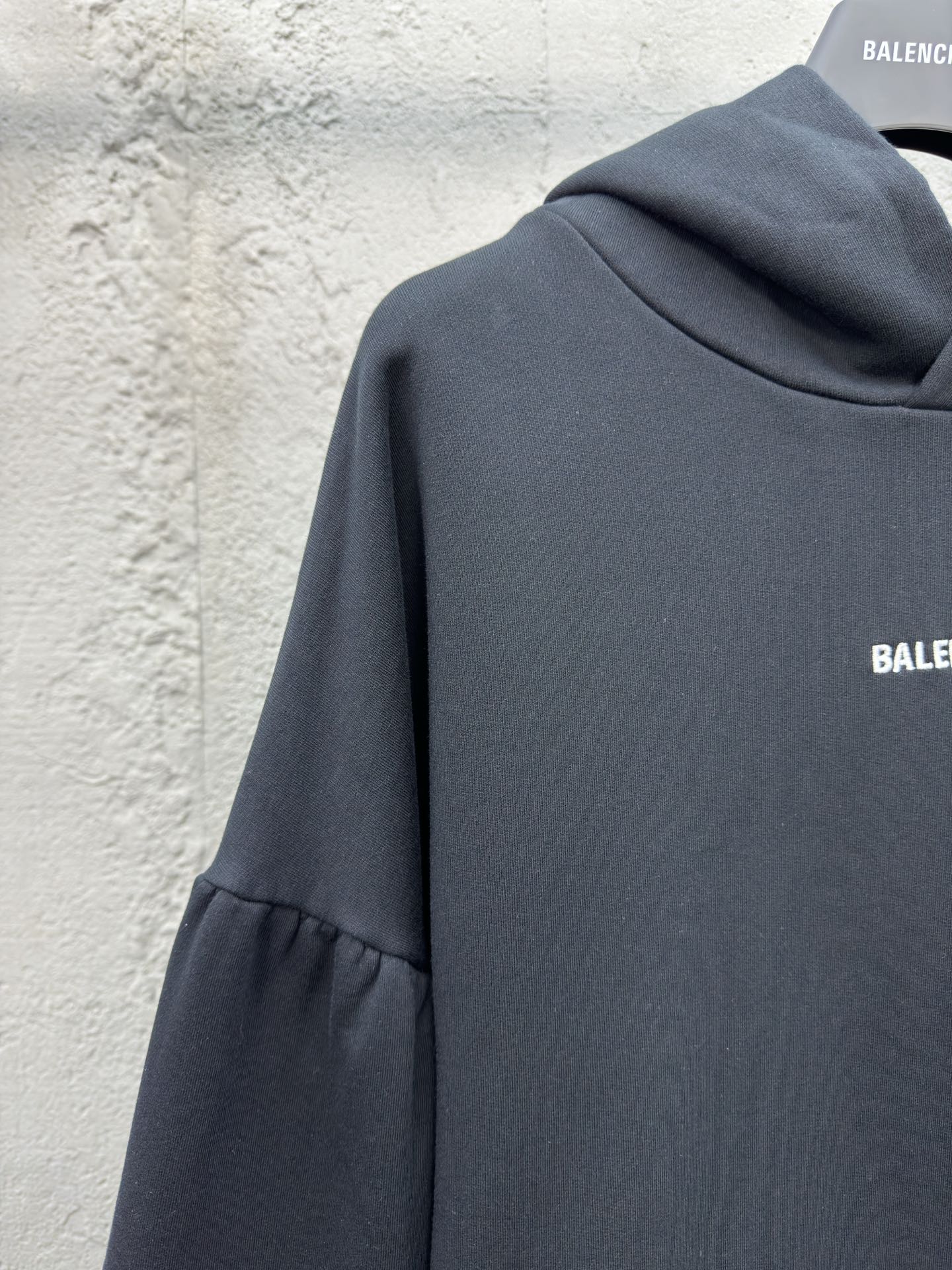 Balenciaga 蝙蝠袖刺绣字母连帽卫衣 4