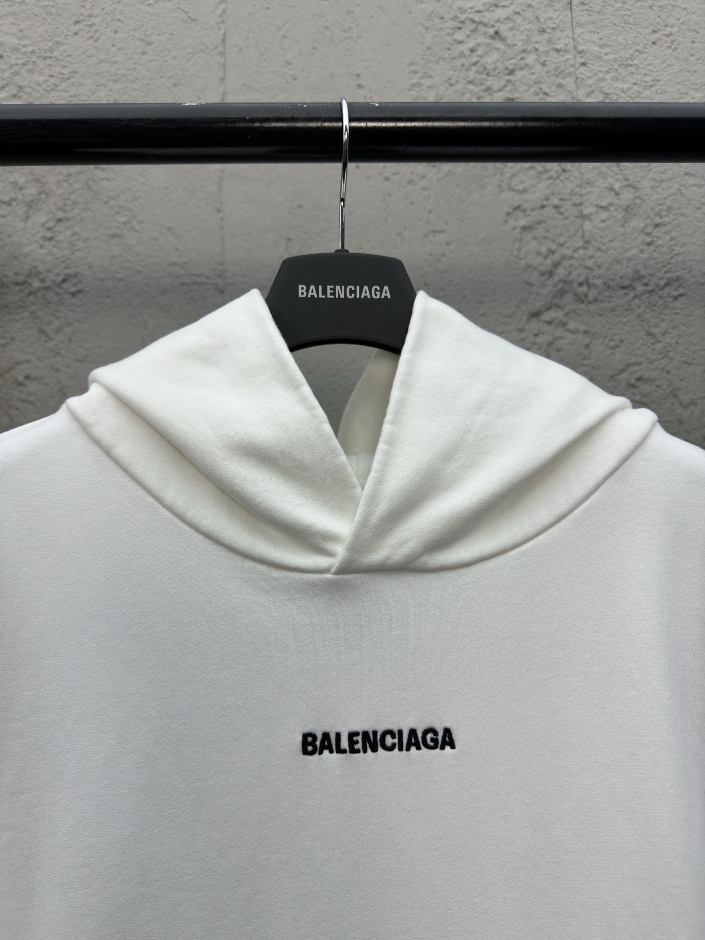 Balenciaga 蝙蝠袖刺绣字母连帽卫衣 3