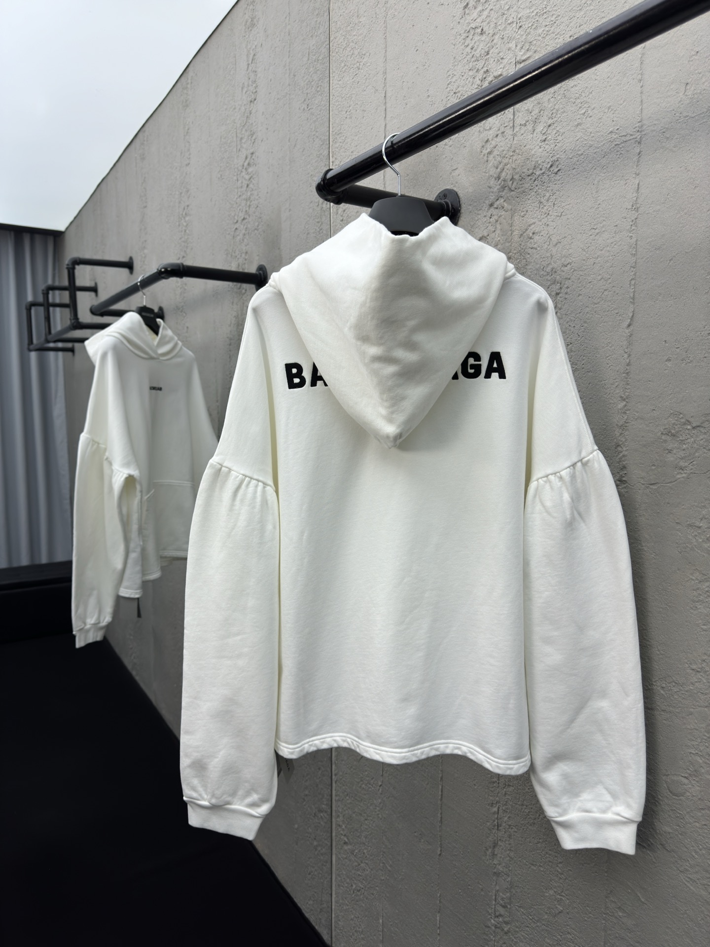 Balenciaga 蝙蝠袖刺绣字母连帽卫衣 2