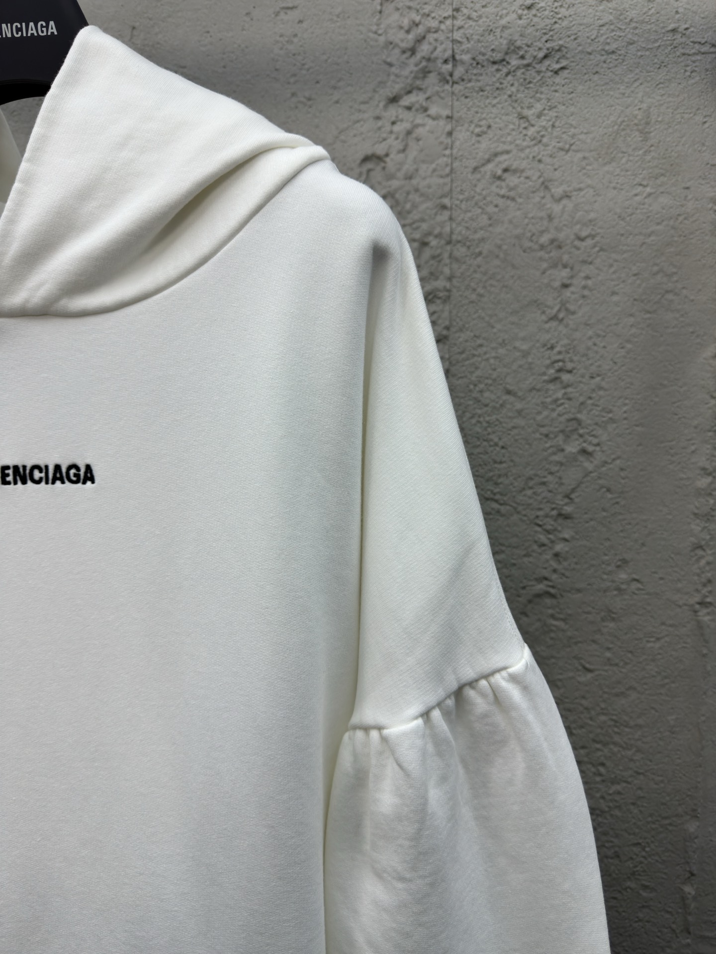 Balenciaga 蝙蝠袖刺绣字母连帽卫衣 5