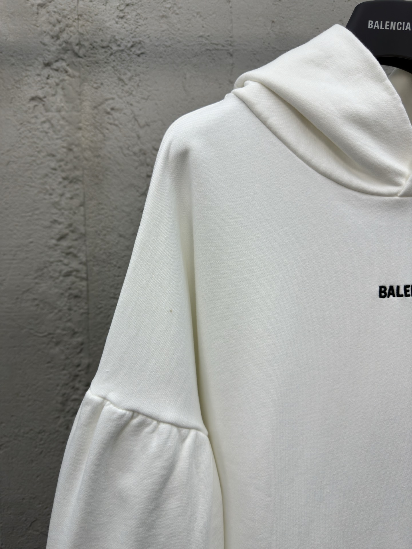 Balenciaga 蝙蝠袖刺绣字母连帽卫衣 4