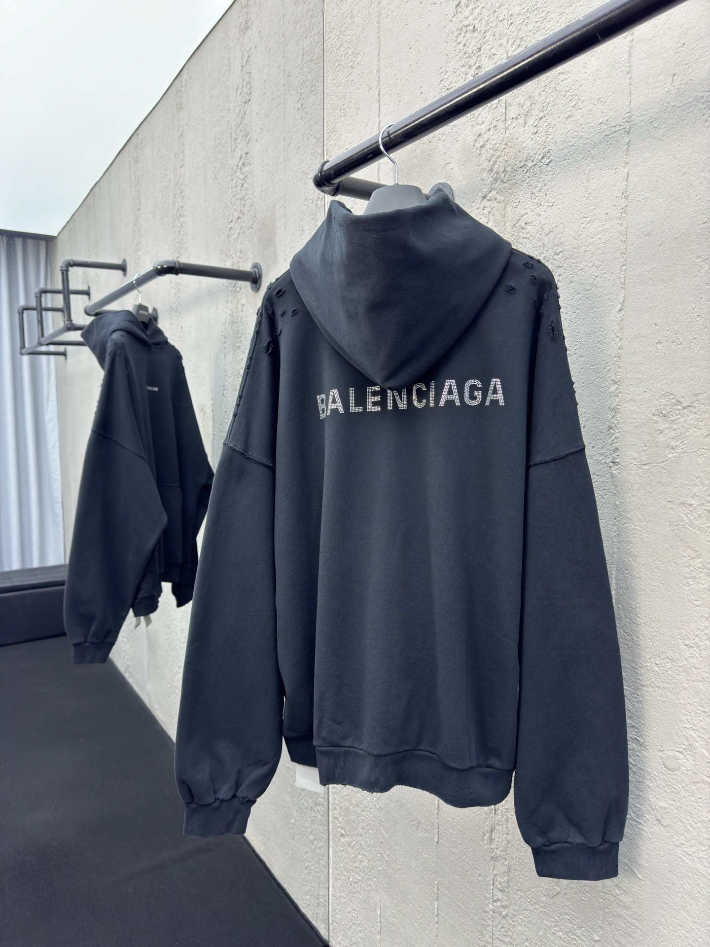 Balenciaga 前后幅烫钻字母连帽卫衣 2