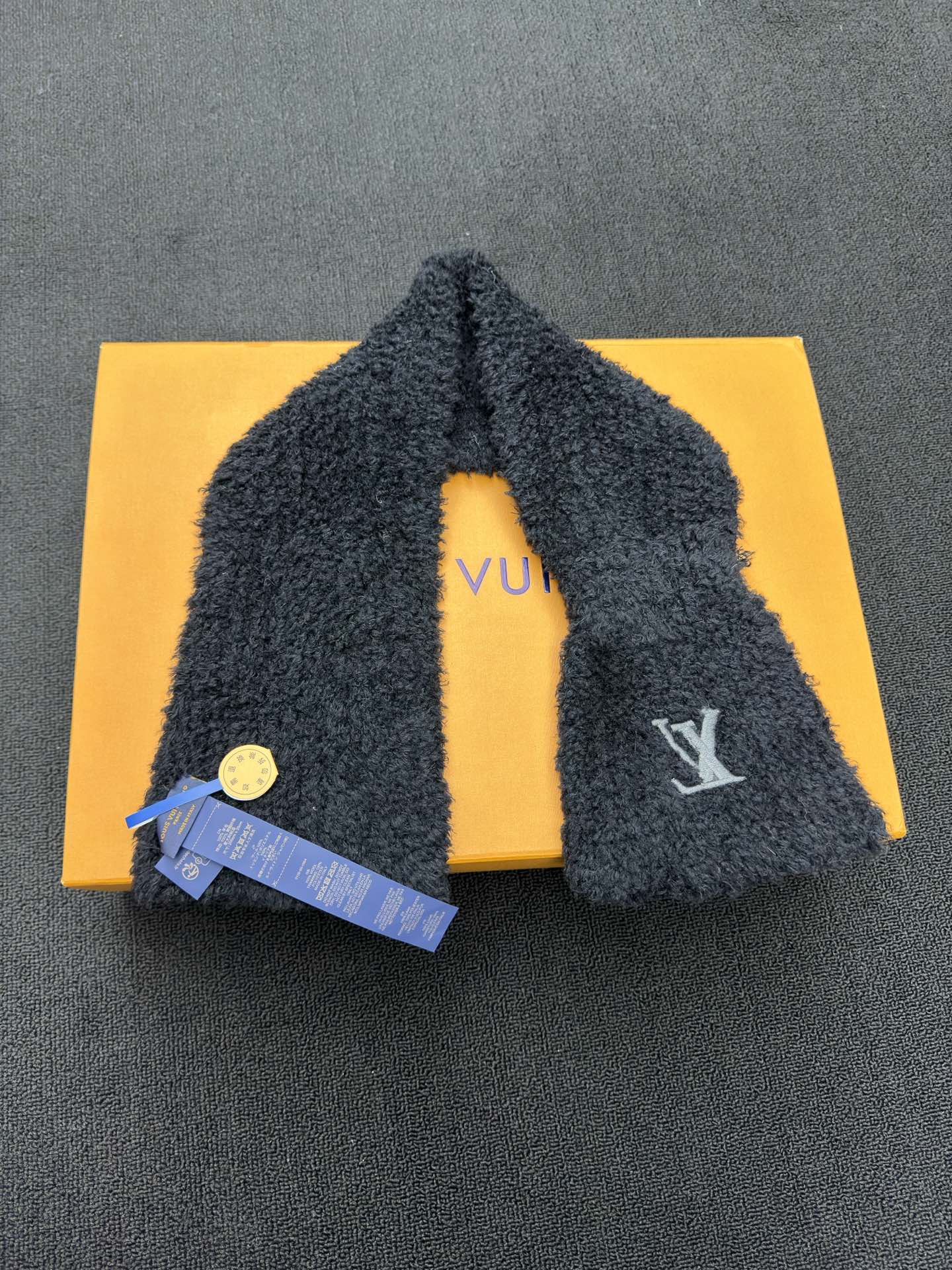 LOUIS VUITTON 羊绒刺绣围巾 2