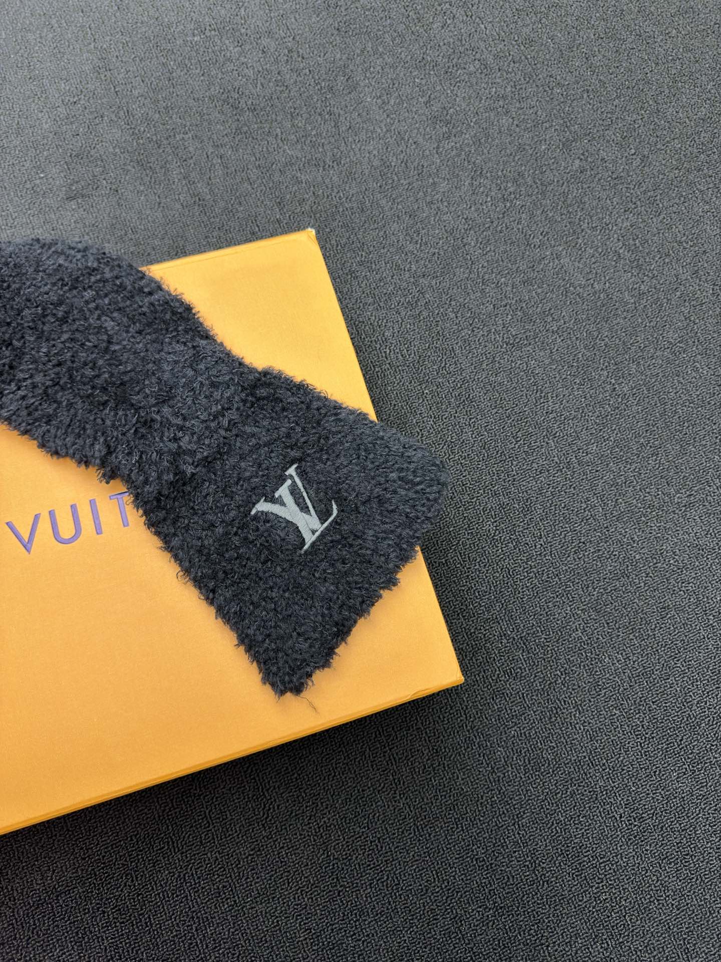 LOUIS VUITTON 羊绒刺绣围巾 8
