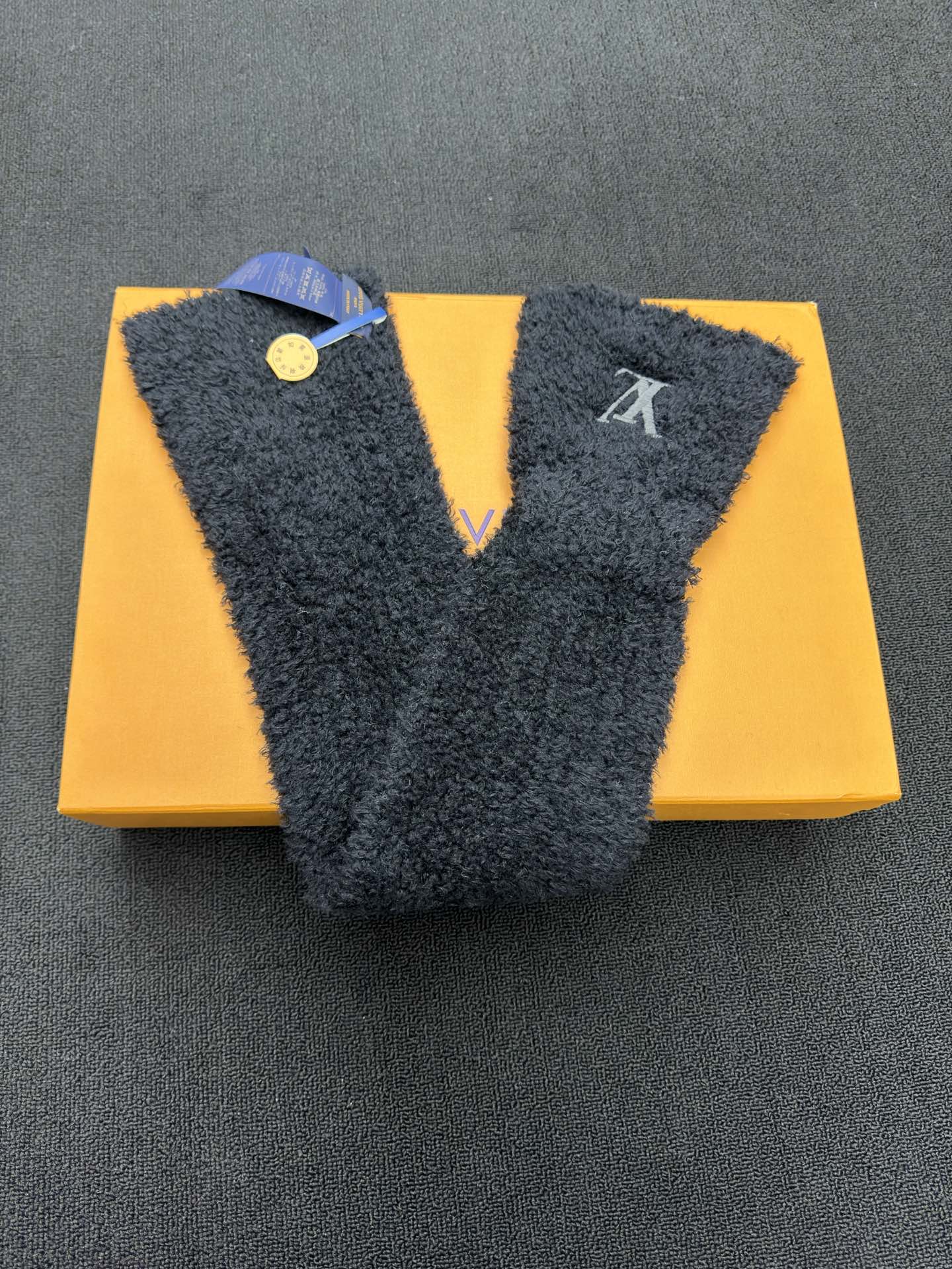 LOUIS VUITTON 羊绒刺绣围巾 5