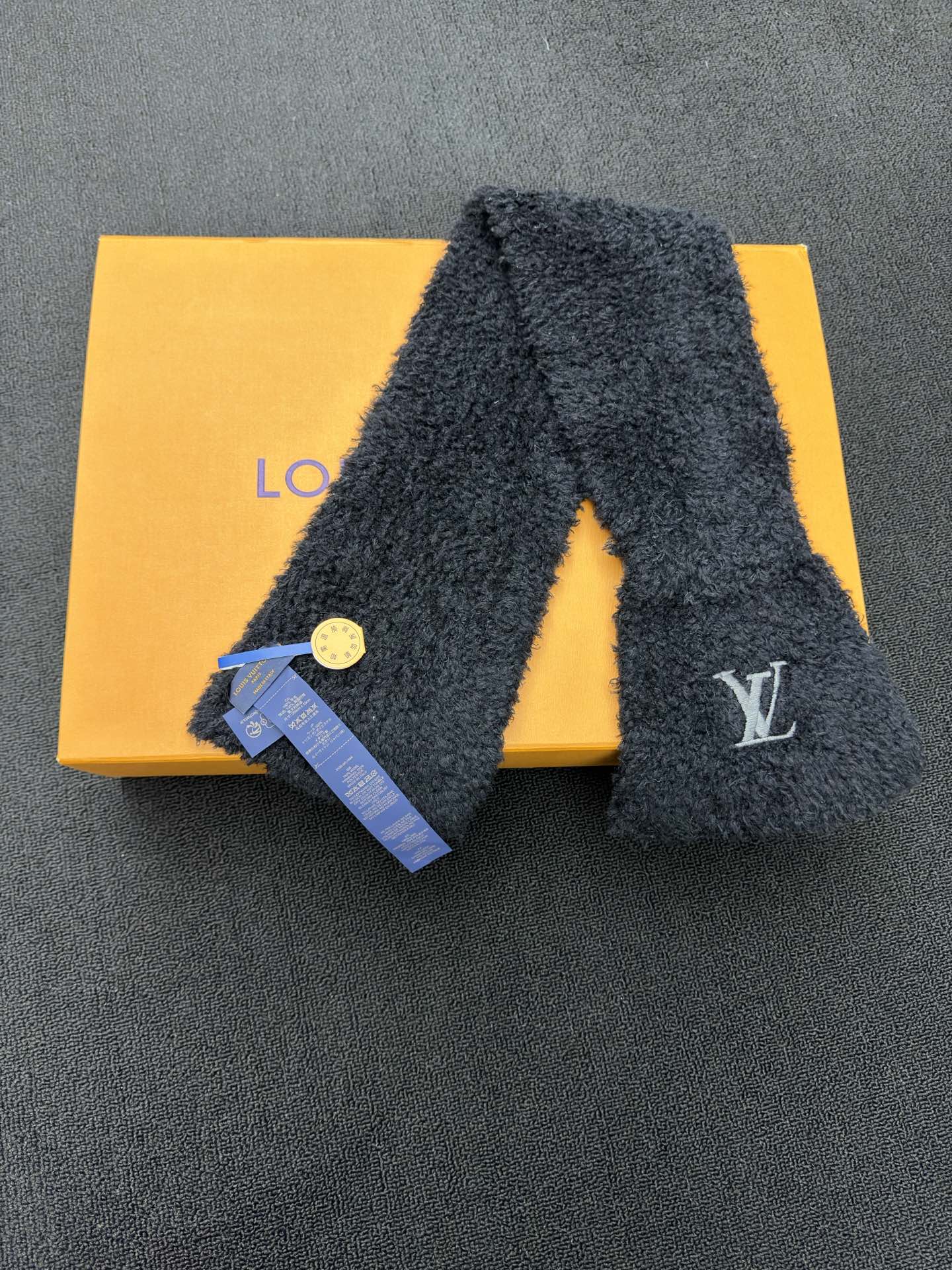 LOUIS VUITTON 羊绒刺绣围巾 4