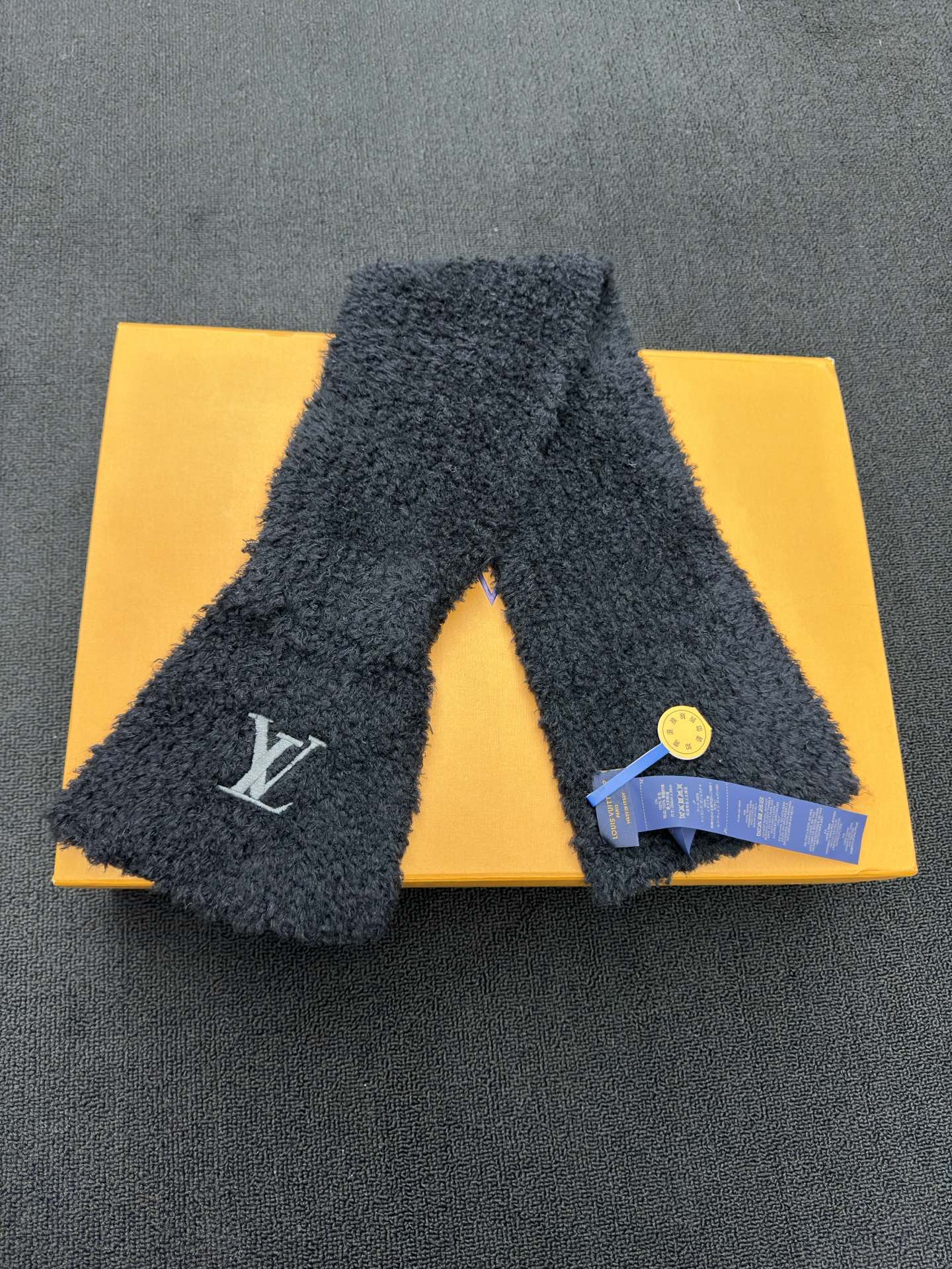 LOUIS VUITTON 羊绒刺绣围巾 3