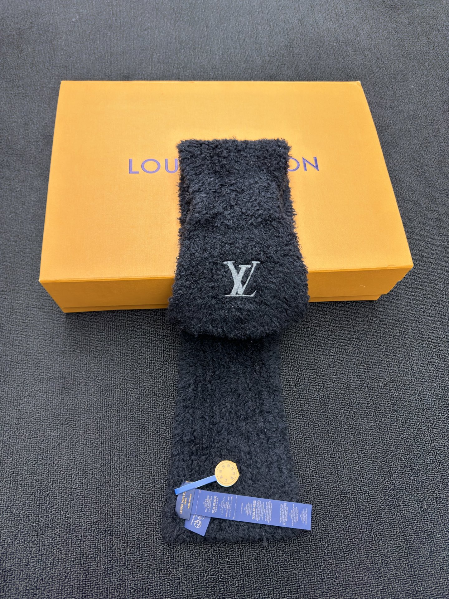 LOUIS VUITTON 羊绒刺绣围巾 7