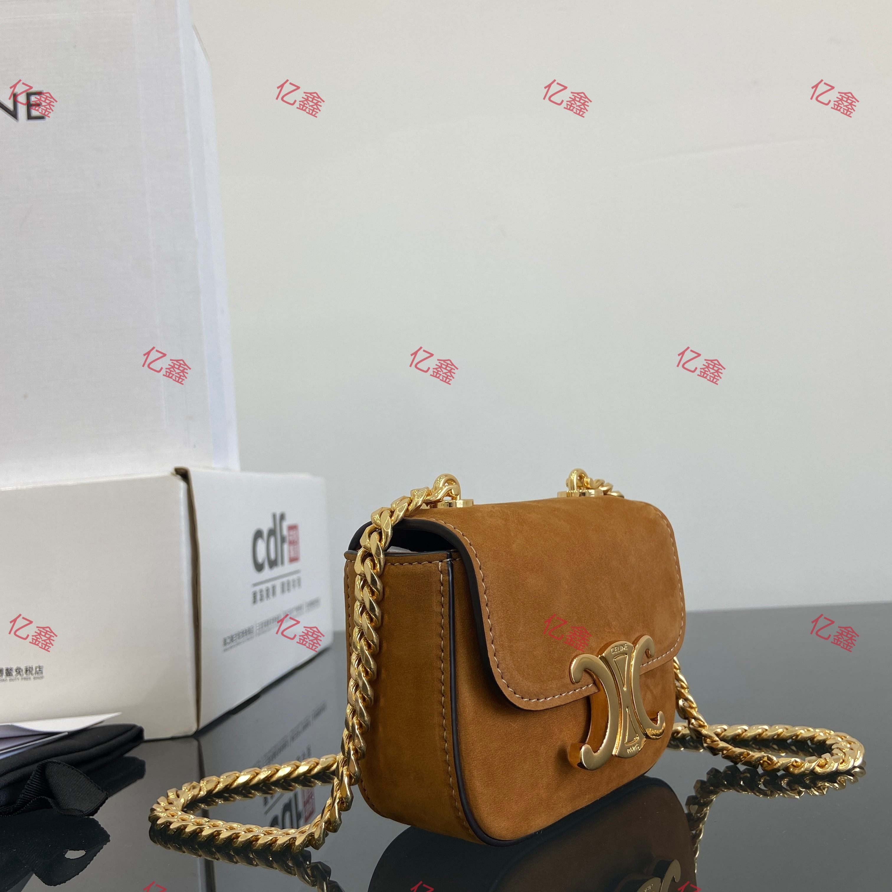 工厂价💰510  升级版  正品级  
【配全套包装】
 CELINE 2025 链条郯金扣，新品 mini(耳机包)C家这
年陆续出的小包但这一季Cline mini可可爱爱必收、
虽然小包容量不是特别大、但是颜值暴击，可爱暴击又
不是大方、肩带可以调节、通勤出街绝对回头率百分
百，主要是高个子小个子都可
容量可以装口红，粉饼，钥匙
款号:101843 （全钢五金）
尺寸:11x4x8CM