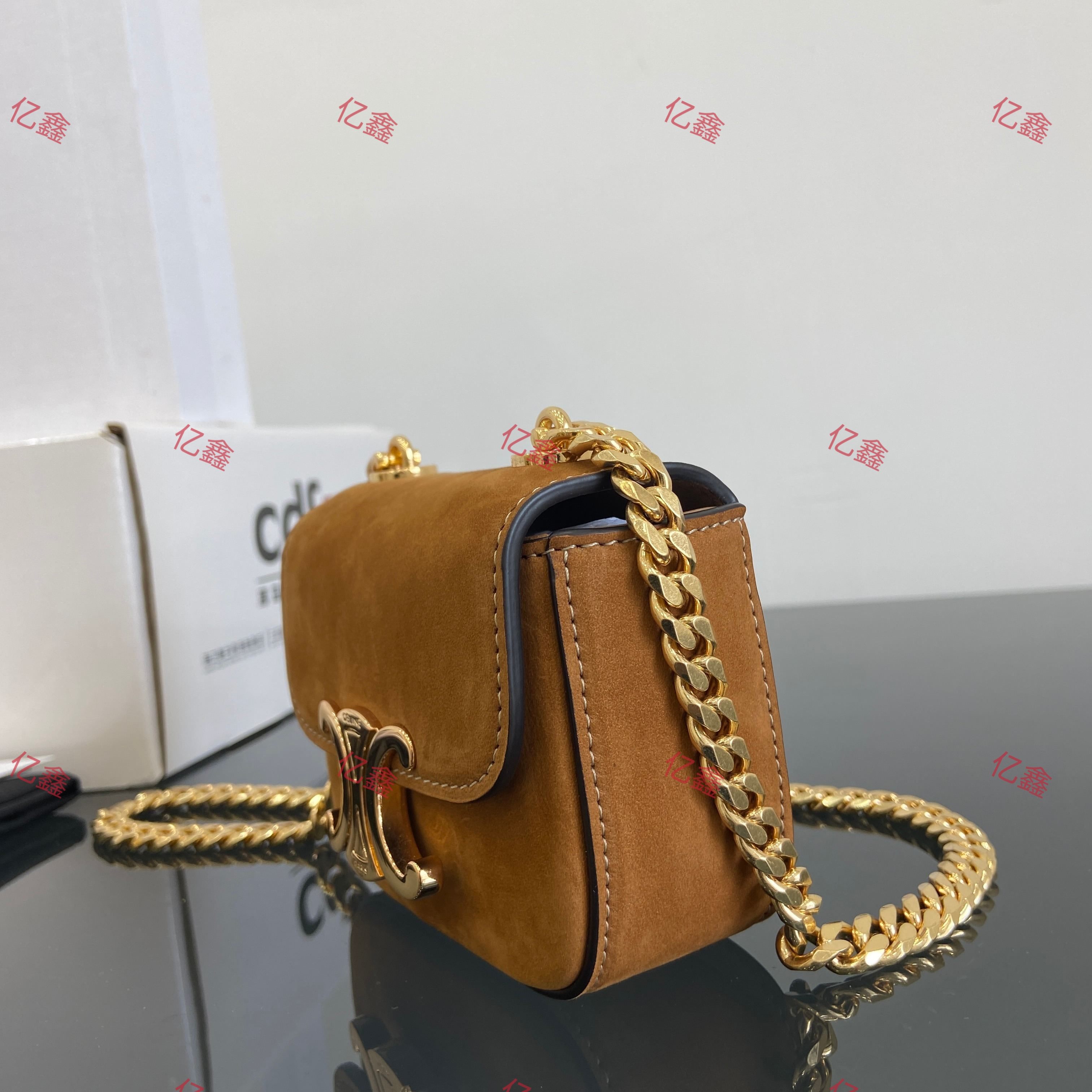 工厂价💰510  升级版  正品级  
【配全套包装】
 CELINE 2025 链条郯金扣，新品 mini(耳机包)C家这
年陆续出的小包但这一季Cline mini可可爱爱必收、
虽然小包容量不是特别大、但是颜值暴击，可爱暴击又
不是大方、肩带可以调节、通勤出街绝对回头率百分
百，主要是高个子小个子都可
容量可以装口红，粉饼，钥匙
款号:101843 （全钢五金）
尺寸:11x4x8CM
