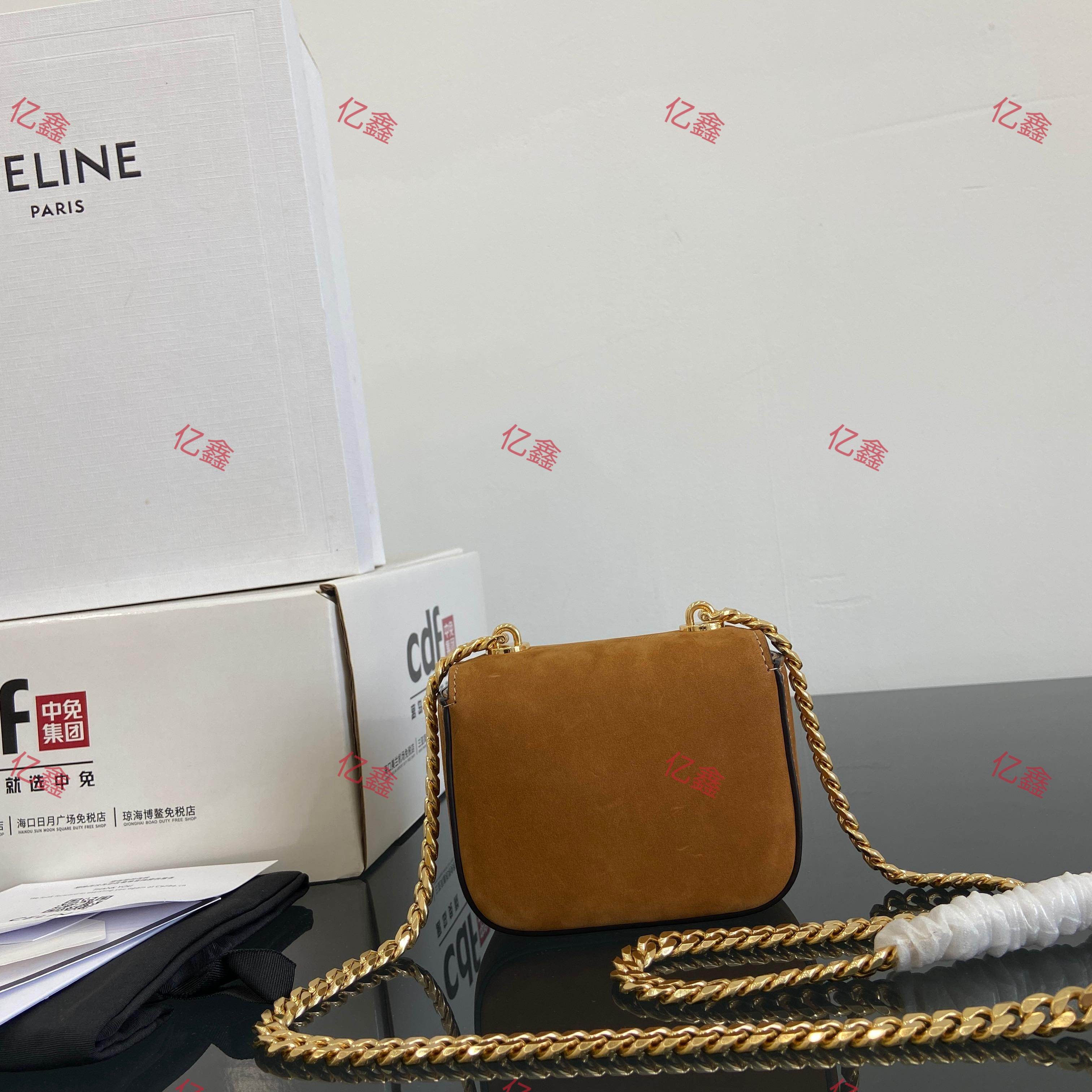 工厂价💰510  升级版  正品级  
【配全套包装】
 CELINE 2025 链条郯金扣，新品 mini(耳机包)C家这
年陆续出的小包但这一季Cline mini可可爱爱必收、
虽然小包容量不是特别大、但是颜值暴击，可爱暴击又
不是大方、肩带可以调节、通勤出街绝对回头率百分
百，主要是高个子小个子都可
容量可以装口红，粉饼，钥匙
款号:101843 （全钢五金）
尺寸:11x4x8CM