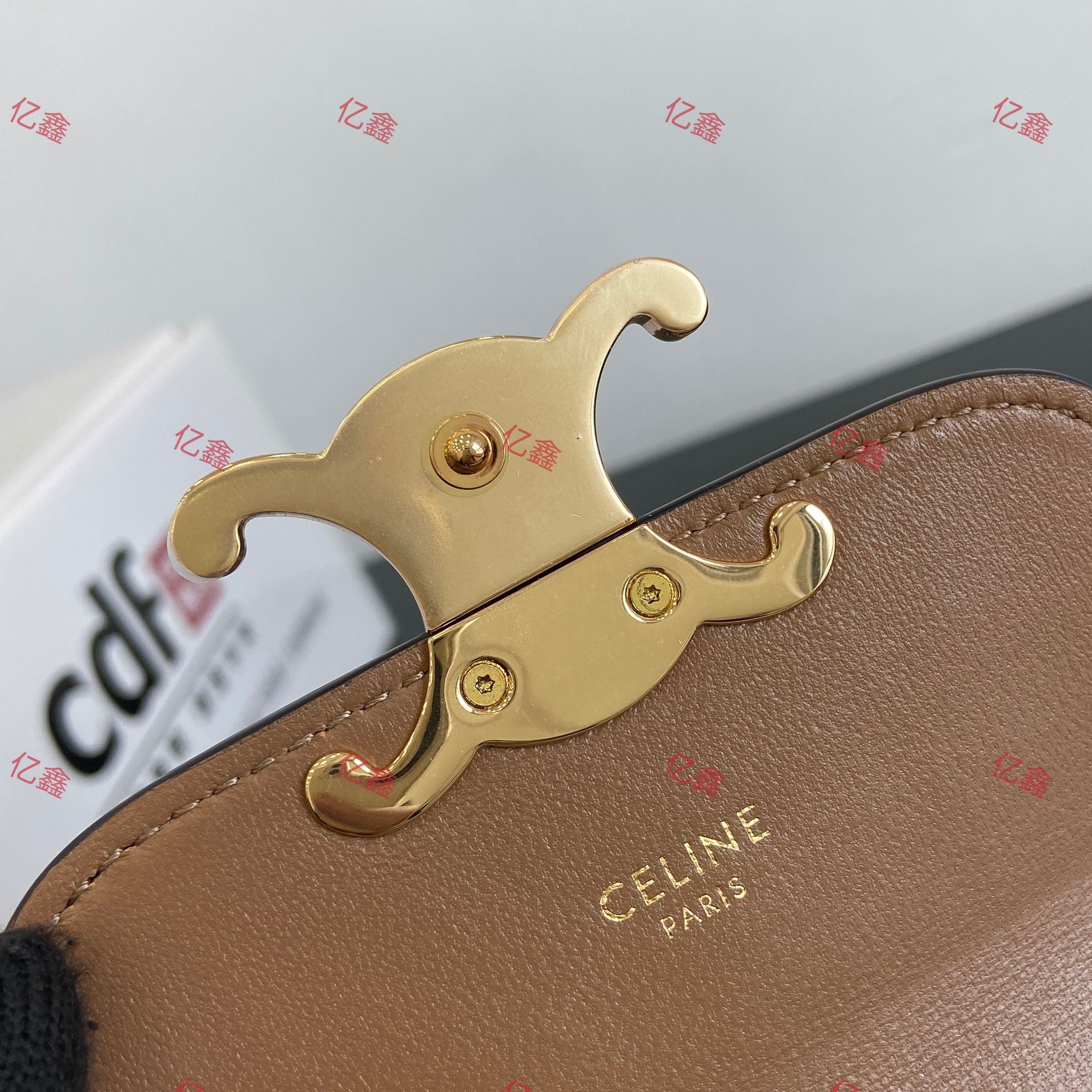 工厂价💰510  升级版  正品级  
【配全套包装】
 CELINE 2025 链条郯金扣，新品 mini(耳机包)C家这
年陆续出的小包但这一季Cline mini可可爱爱必收、
虽然小包容量不是特别大、但是颜值暴击，可爱暴击又
不是大方、肩带可以调节、通勤出街绝对回头率百分
百，主要是高个子小个子都可
容量可以装口红，粉饼，钥匙
款号:101843 （全钢五金）
尺寸:11x4x8CM