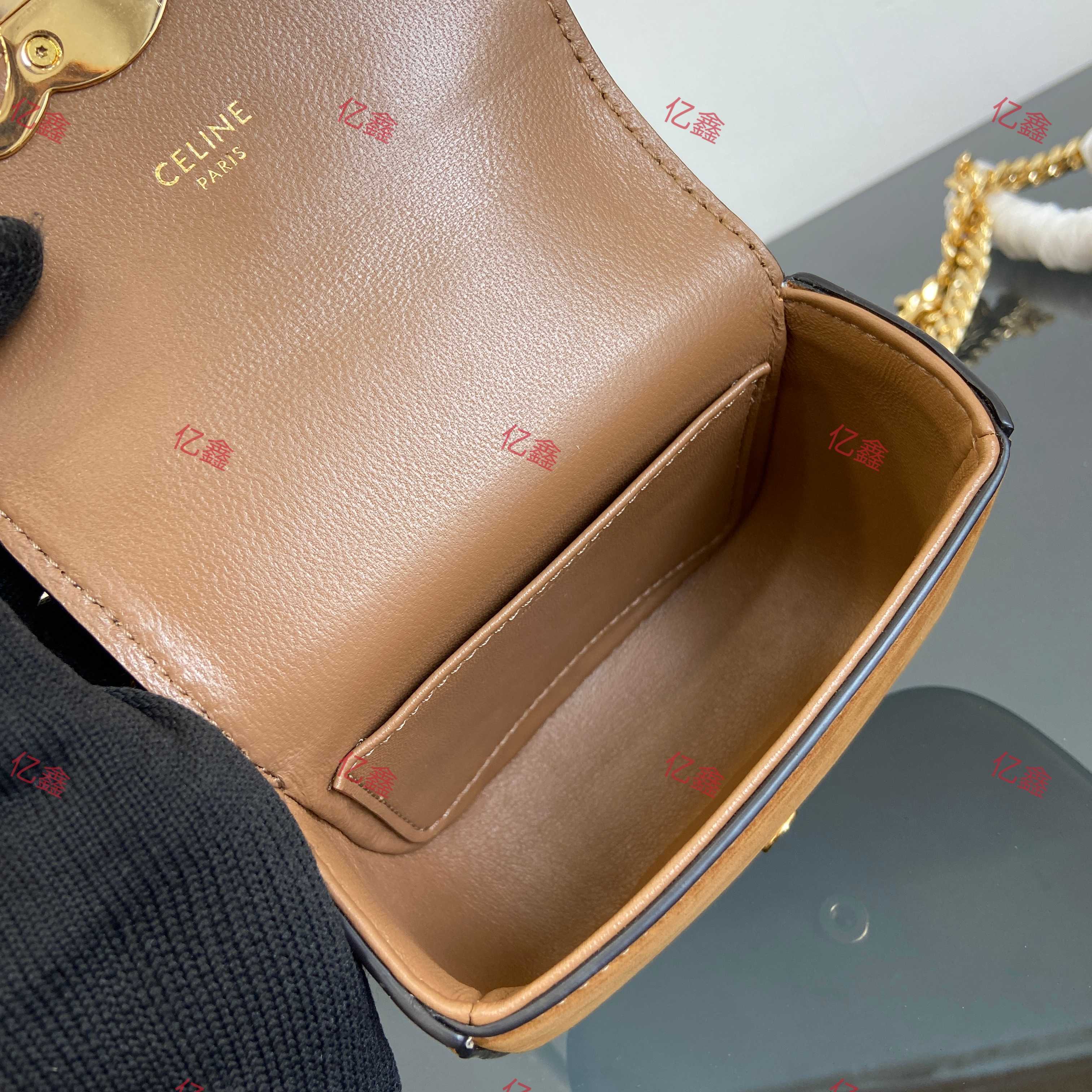 工厂价💰510  升级版  正品级  
【配全套包装】
 CELINE 2025 链条郯金扣，新品 mini(耳机包)C家这
年陆续出的小包但这一季Cline mini可可爱爱必收、
虽然小包容量不是特别大、但是颜值暴击，可爱暴击又
不是大方、肩带可以调节、通勤出街绝对回头率百分
百，主要是高个子小个子都可
容量可以装口红，粉饼，钥匙
款号:101843 （全钢五金）
尺寸:11x4x8CM