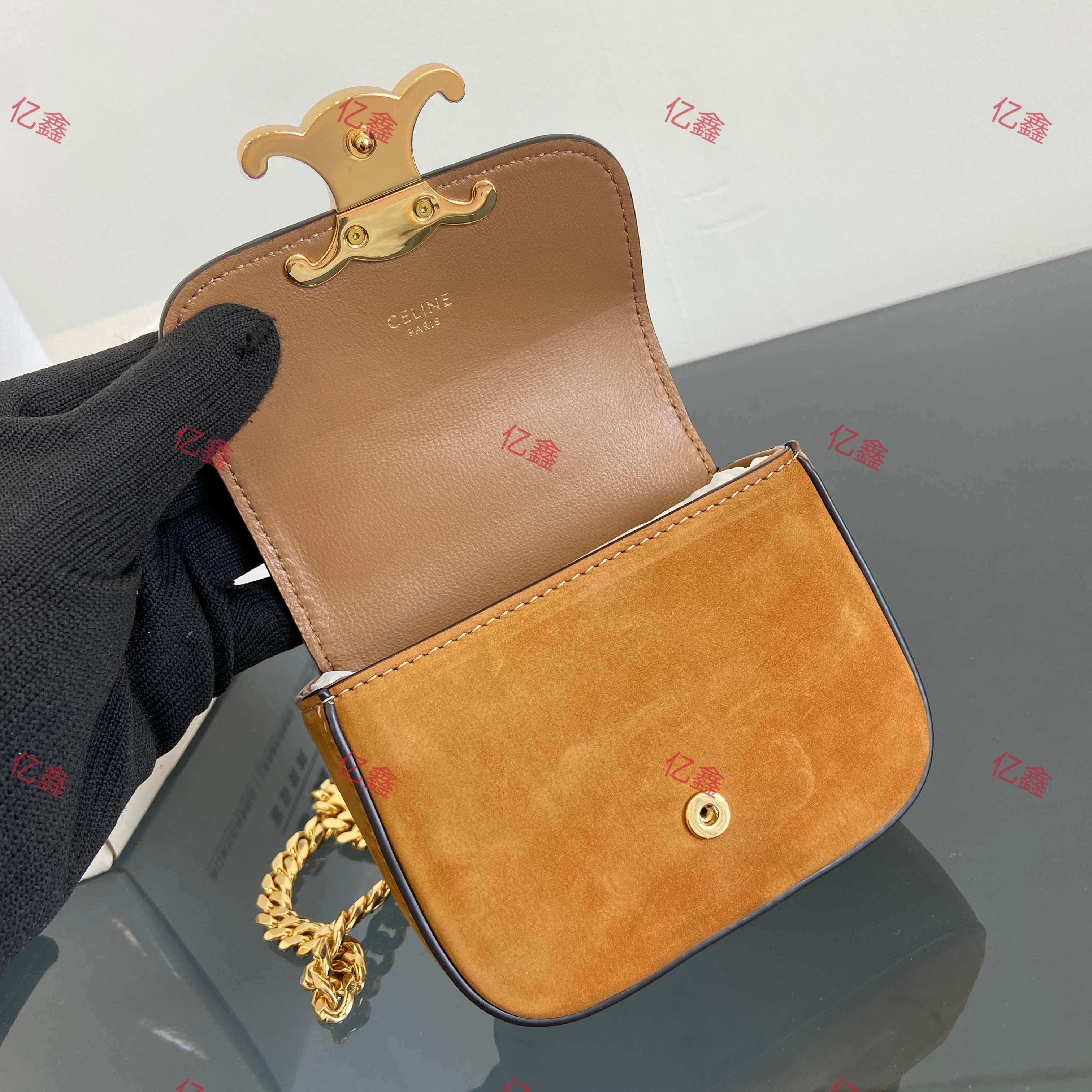 工厂价💰510  升级版  正品级  
【配全套包装】
 CELINE 2025 链条郯金扣，新品 mini(耳机包)C家这
年陆续出的小包但这一季Cline mini可可爱爱必收、
虽然小包容量不是特别大、但是颜值暴击，可爱暴击又
不是大方、肩带可以调节、通勤出街绝对回头率百分
百，主要是高个子小个子都可
容量可以装口红，粉饼，钥匙
款号:101843 （全钢五金）
尺寸:11x4x8CM
