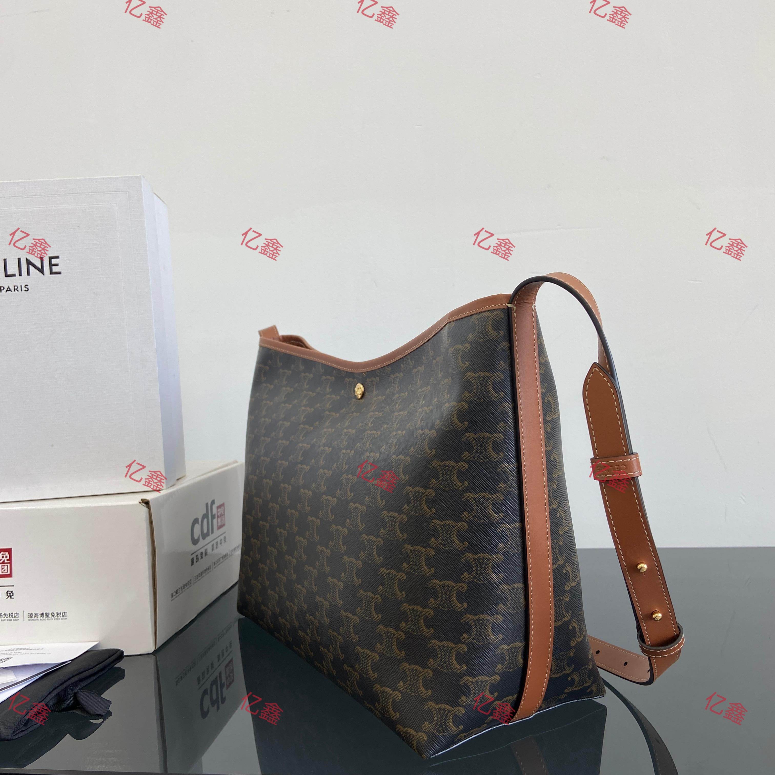 工厂价💰530  升级版  正品级  
【配全套包装】
CE SOFT SHOPPER标志印花手袋
斜挎和肩背
TRIOMPHE按扣开合
1个主隔层
1个内侧可拆卸拉链口袋
可调节肩带，最小长度10.24英寸（26厘米），最大长度13.39英寸（34厘米）
款号：123912 黑花
尺寸：32.5x24.5x14cm（配原版包装）