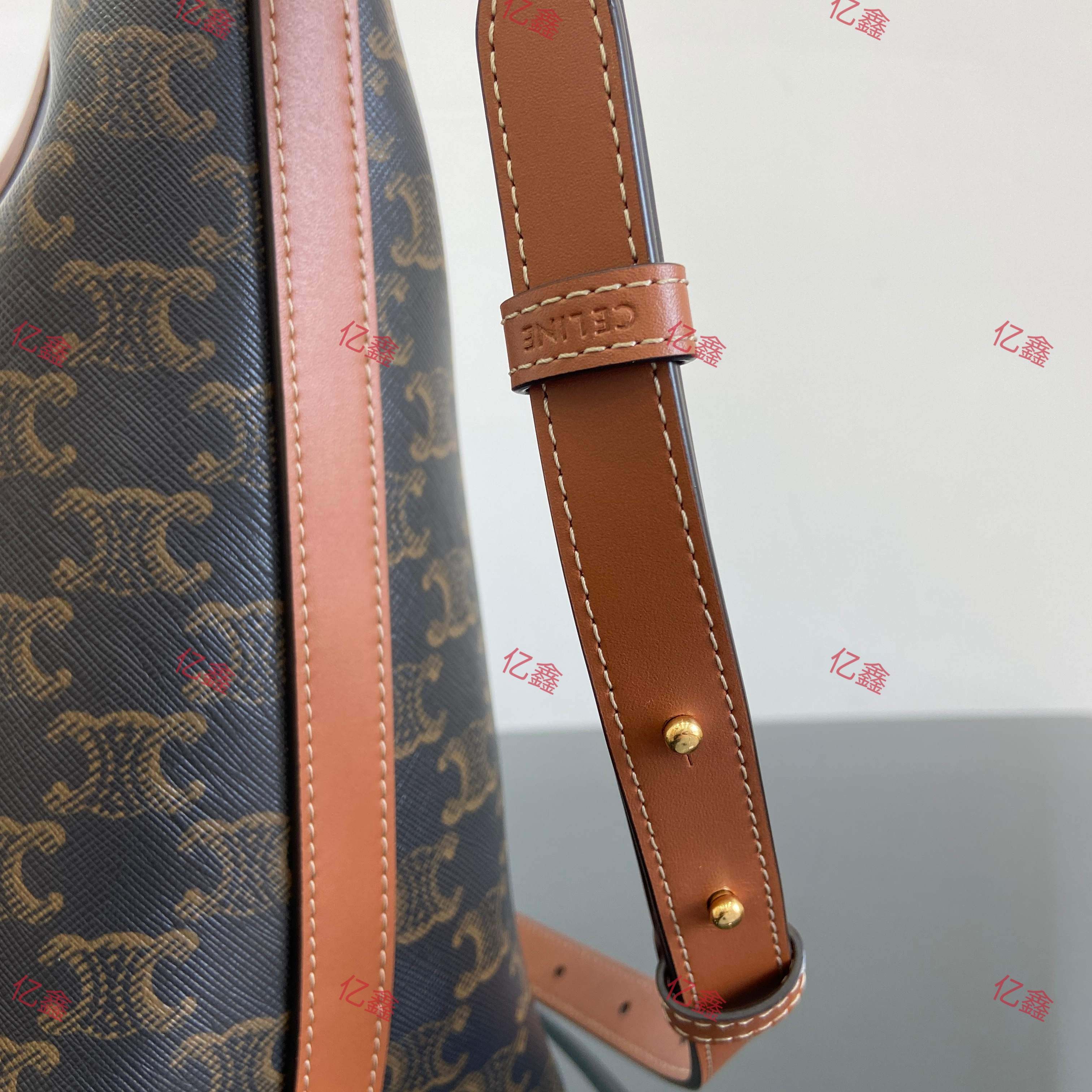 工厂价💰530  升级版  正品级  
【配全套包装】
CE SOFT SHOPPER标志印花手袋
斜挎和肩背
TRIOMPHE按扣开合
1个主隔层
1个内侧可拆卸拉链口袋
可调节肩带，最小长度10.24英寸（26厘米），最大长度13.39英寸（34厘米）
款号：123912 黑花
尺寸：32.5x24.5x14cm（配原版包装）