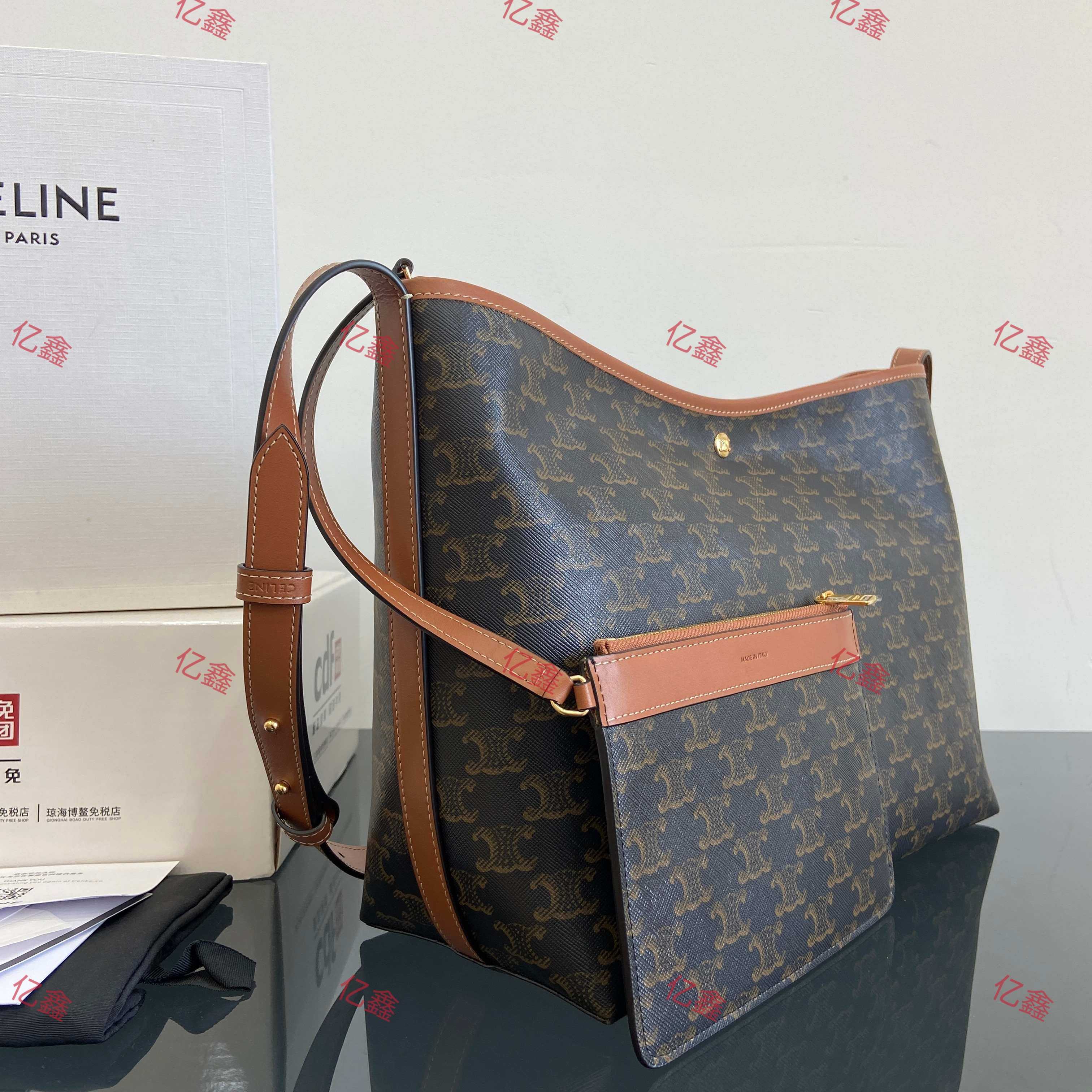 工厂价💰530  升级版  正品级  
【配全套包装】
CE SOFT SHOPPER标志印花手袋
斜挎和肩背
TRIOMPHE按扣开合
1个主隔层
1个内侧可拆卸拉链口袋
可调节肩带，最小长度10.24英寸（26厘米），最大长度13.39英寸（34厘米）
款号：123912 黑花
尺寸：32.5x24.5x14cm（配原版包装）