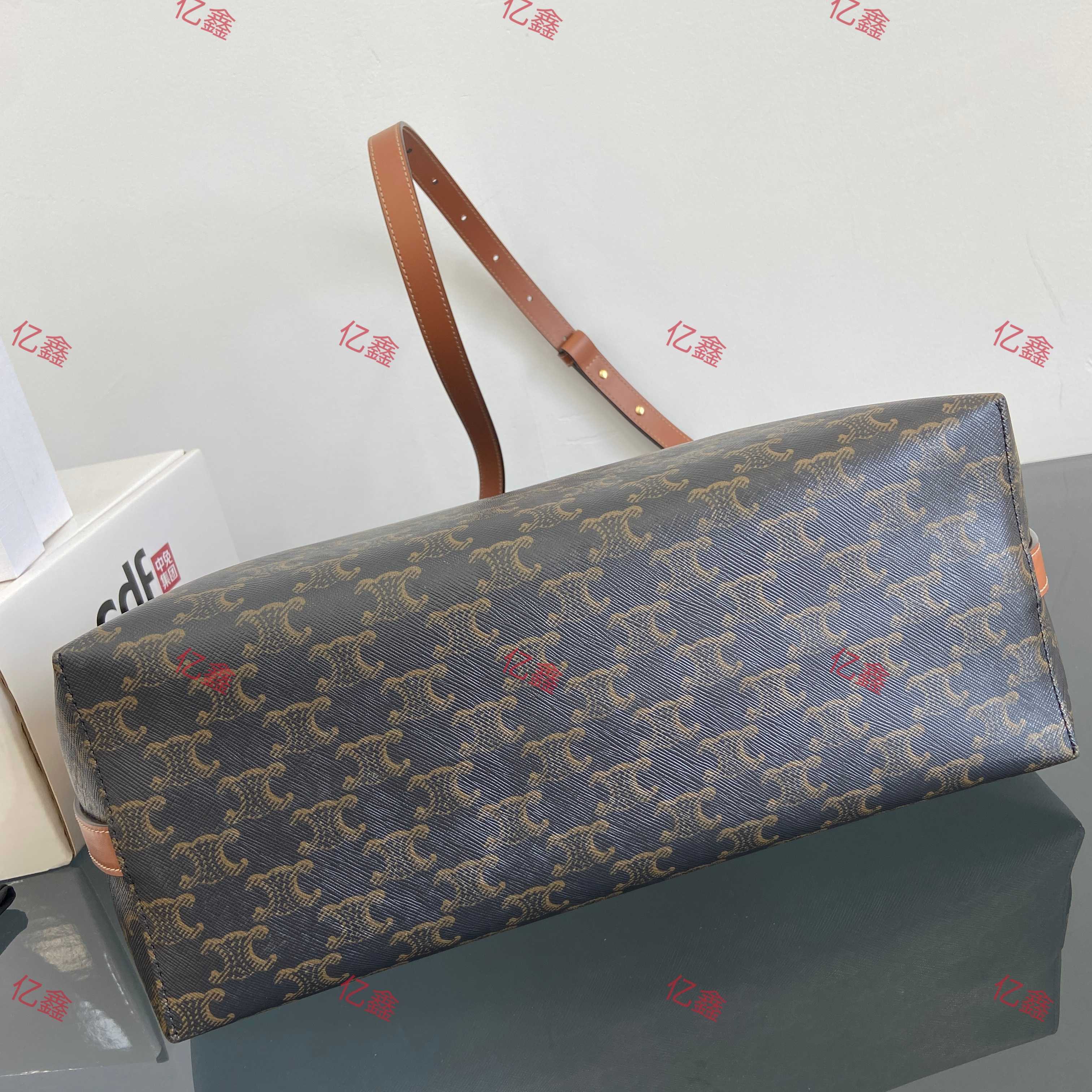 工厂价💰530  升级版  正品级  
【配全套包装】
CE SOFT SHOPPER标志印花手袋
斜挎和肩背
TRIOMPHE按扣开合
1个主隔层
1个内侧可拆卸拉链口袋
可调节肩带，最小长度10.24英寸（26厘米），最大长度13.39英寸（34厘米）
款号：123912 黑花
尺寸：32.5x24.5x14cm（配原版包装）