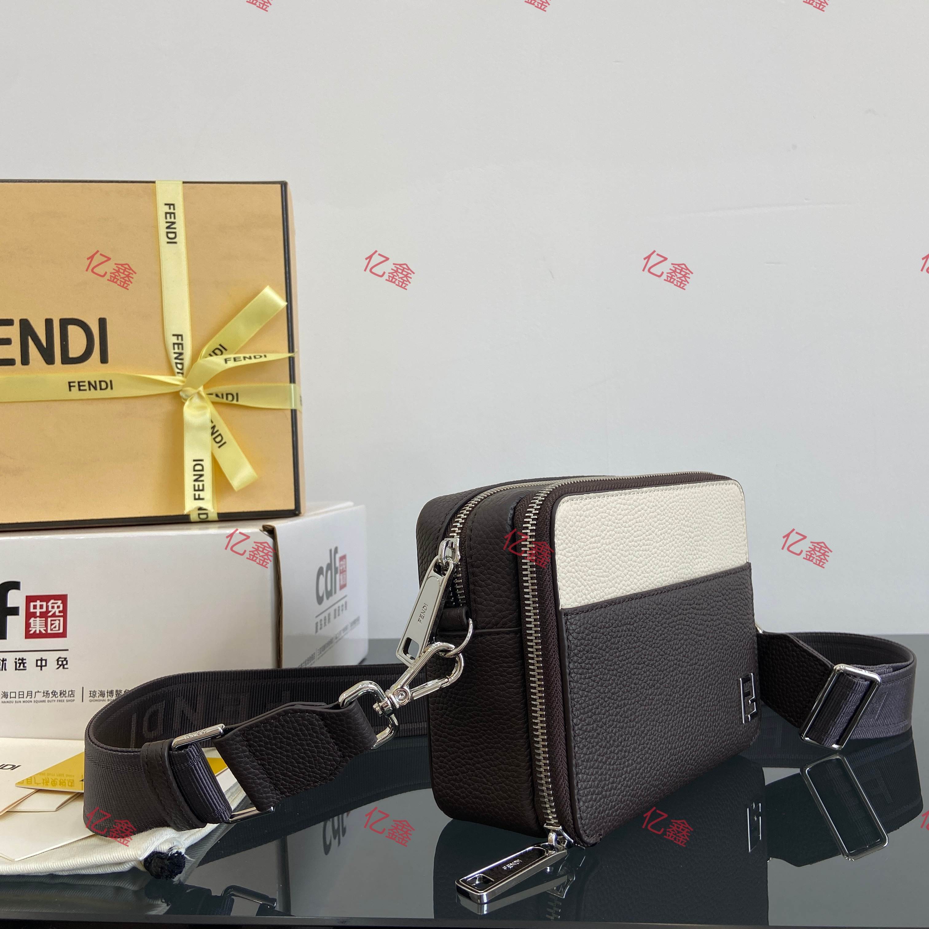 工厂价💰560  升级版  正品级  
【配专柜全套包装】
独家正品开发，百分百头层牛皮，对版做法，对版老花面料，现货实拍，干净整洁的做工体现出每一步的用心，斜挎背带有logo更显高级，长短可随意调节，上班通勤包，可正式可休闲，能装日常生活用品，容量真心不错，出门.上街轻松上阵，从此解放口袋.解放双手
型号7m0357