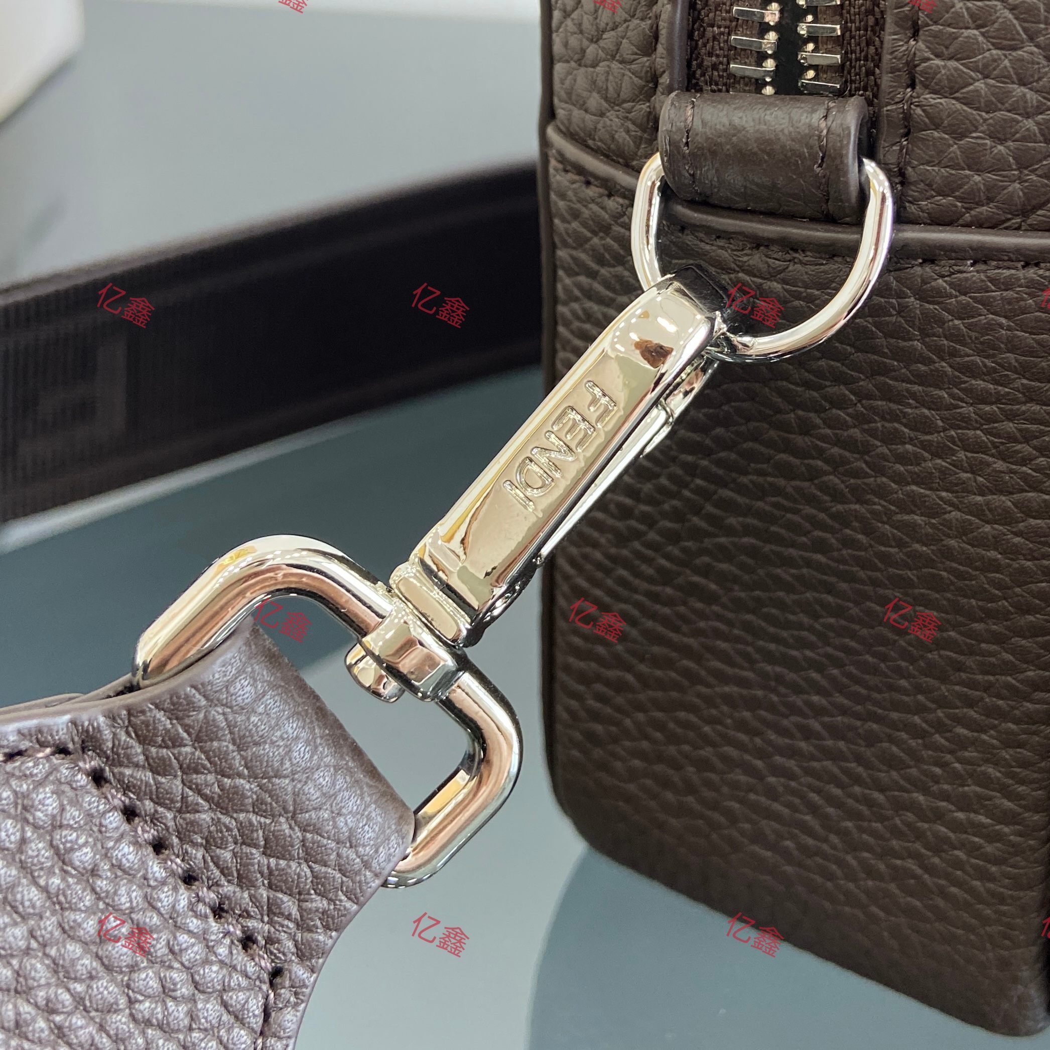工厂价💰560  升级版  正品级  
【配专柜全套包装】
独家正品开发，百分百头层牛皮，对版做法，对版老花面料，现货实拍，干净整洁的做工体现出每一步的用心，斜挎背带有logo更显高级，长短可随意调节，上班通勤包，可正式可休闲，能装日常生活用品，容量真心不错，出门.上街轻松上阵，从此解放口袋.解放双手
型号7m0357