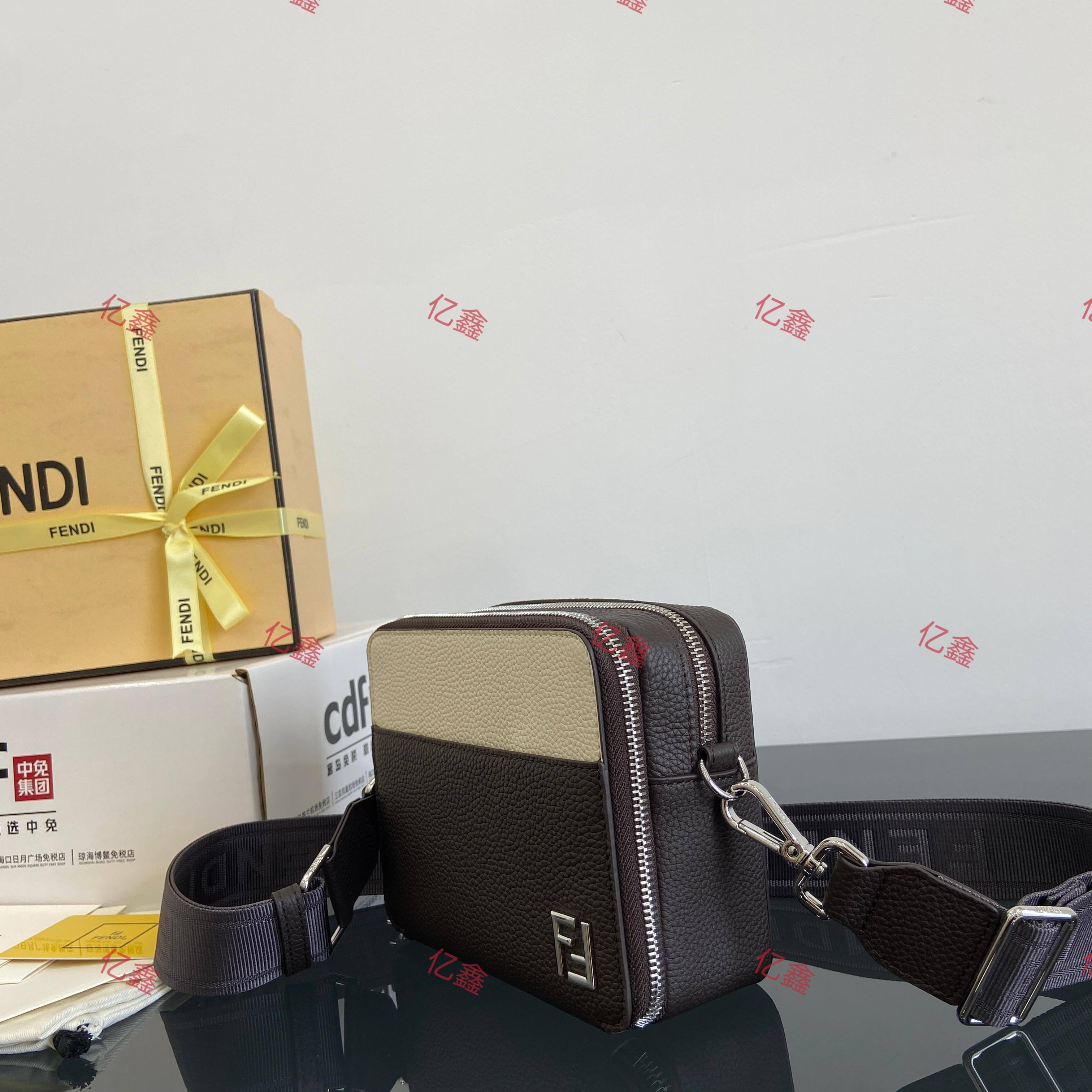 工厂价💰560  升级版  正品级  
【配专柜全套包装】
独家正品开发，百分百头层牛皮，对版做法，对版老花面料，现货实拍，干净整洁的做工体现出每一步的用心，斜挎背带有logo更显高级，长短可随意调节，上班通勤包，可正式可休闲，能装日常生活用品，容量真心不错，出门.上街轻松上阵，从此解放口袋.解放双手
型号7m0357