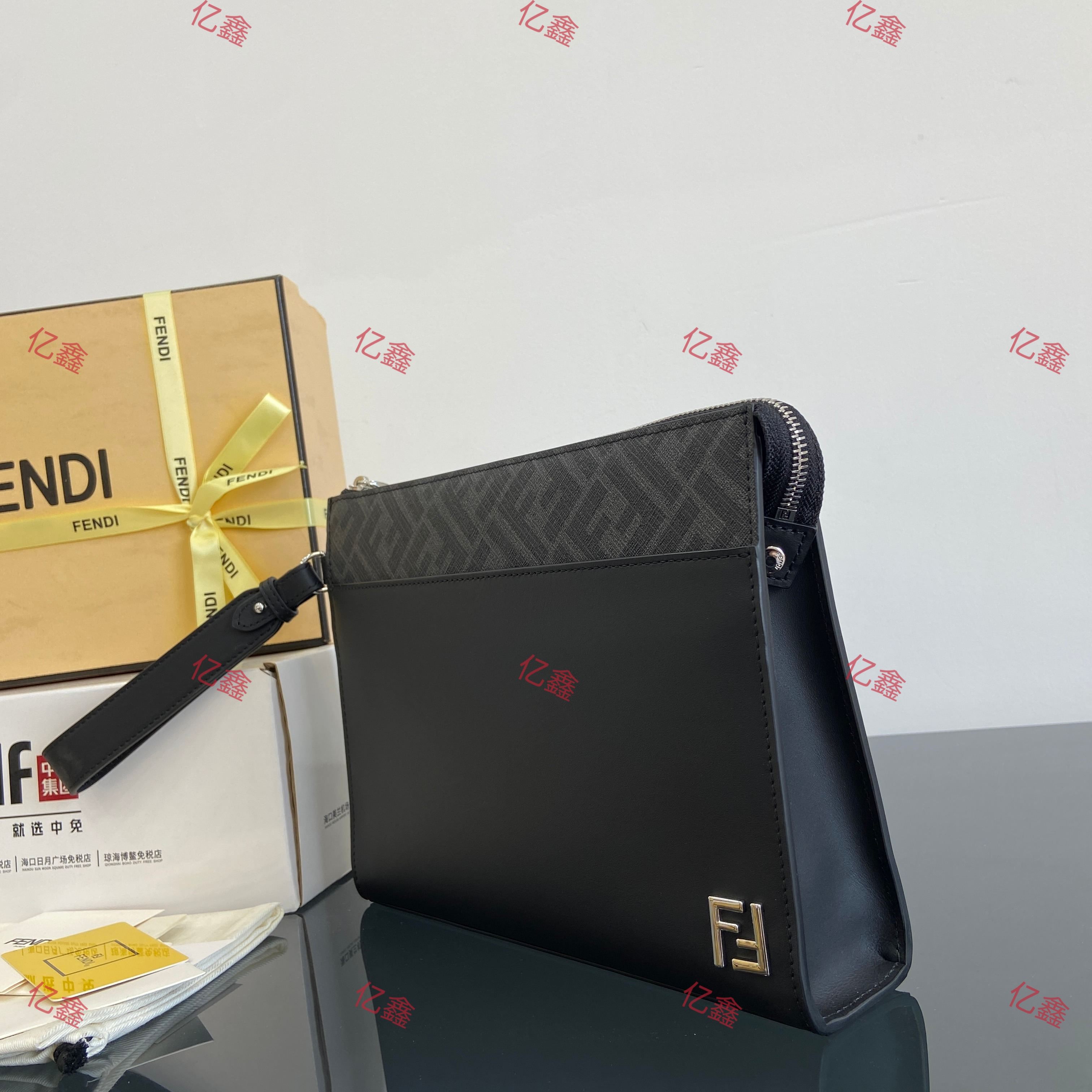 工厂价💰490  升级版  正品级
【配专柜全套包装】
独家正品开发，百分百头层牛皮，对版老花面料，干净整洁的做工体现了每一步的用心，经典耐看纳帕皮真心好看，可正式可休闲的款式，能装日常的生活用品，容量真心不错，出门.上街轻松上阵
型号7vA491
尺寸27.20.6