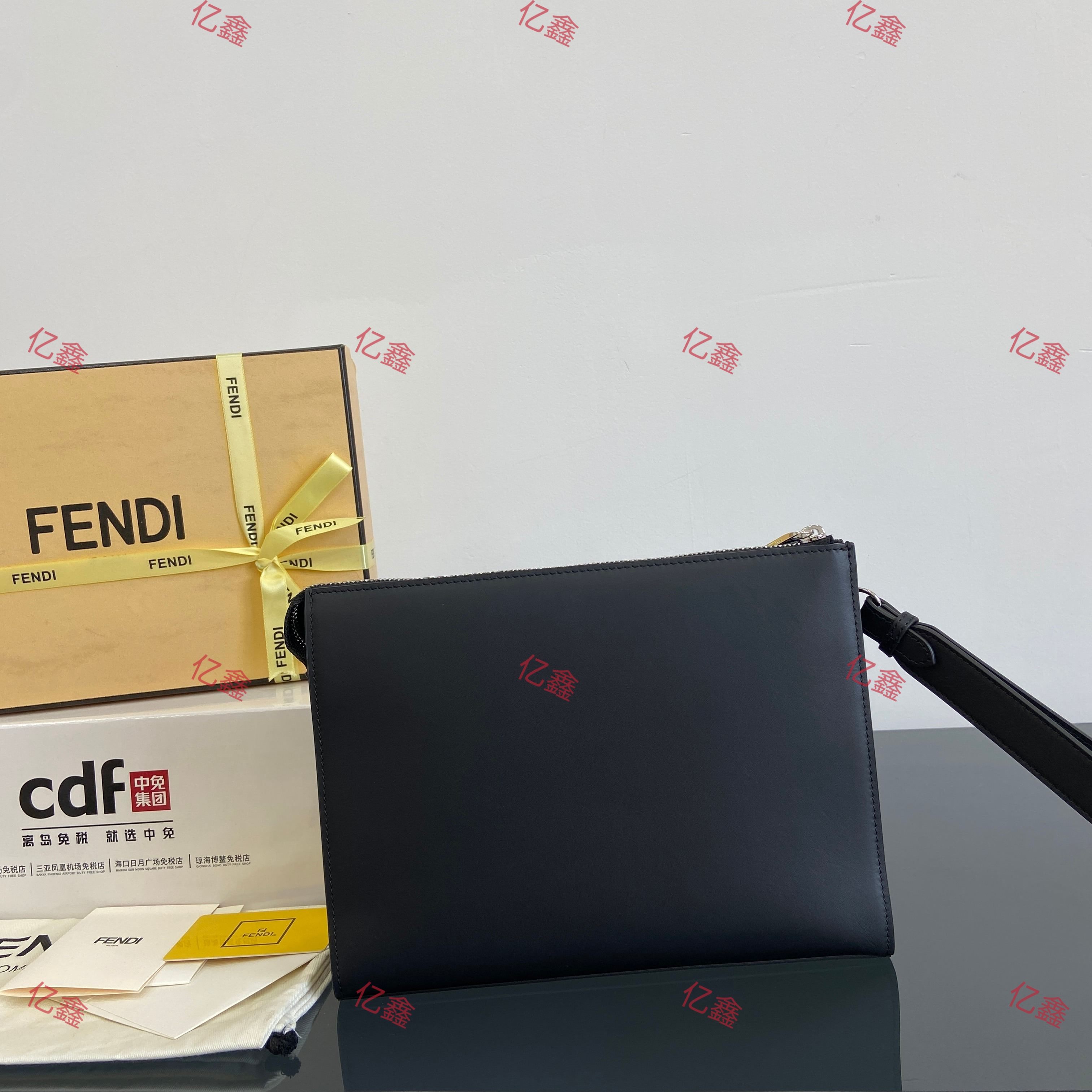 工厂价💰490  升级版  正品级
【配专柜全套包装】
独家正品开发，百分百头层牛皮，对版老花面料，干净整洁的做工体现了每一步的用心，经典耐看纳帕皮真心好看，可正式可休闲的款式，能装日常的生活用品，容量真心不错，出门.上街轻松上阵
型号7vA491
尺寸27.20.6