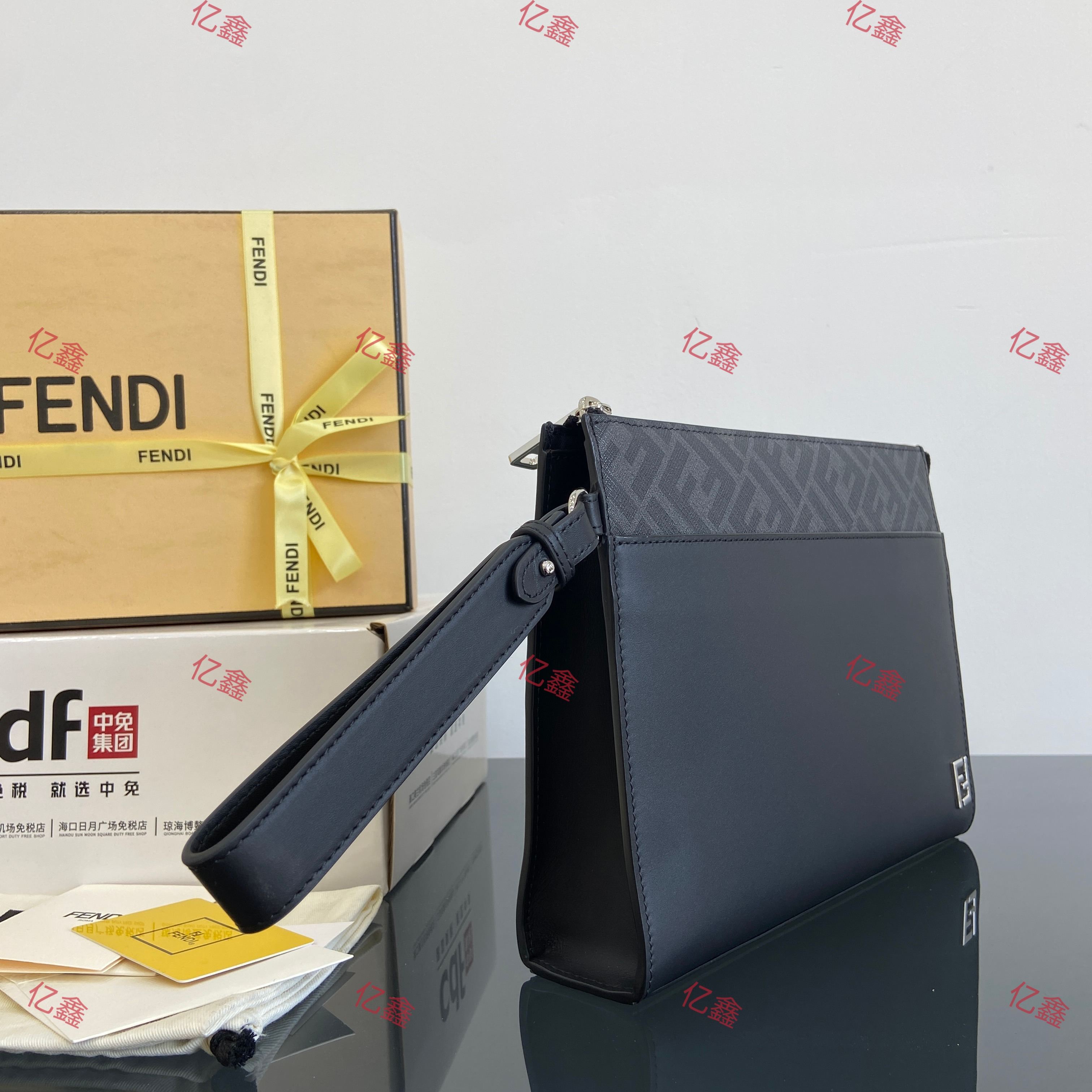 工厂价💰490  升级版  正品级
【配专柜全套包装】
独家正品开发，百分百头层牛皮，对版老花面料，干净整洁的做工体现了每一步的用心，经典耐看纳帕皮真心好看，可正式可休闲的款式，能装日常的生活用品，容量真心不错，出门.上街轻松上阵
型号7vA491
尺寸27.20.6