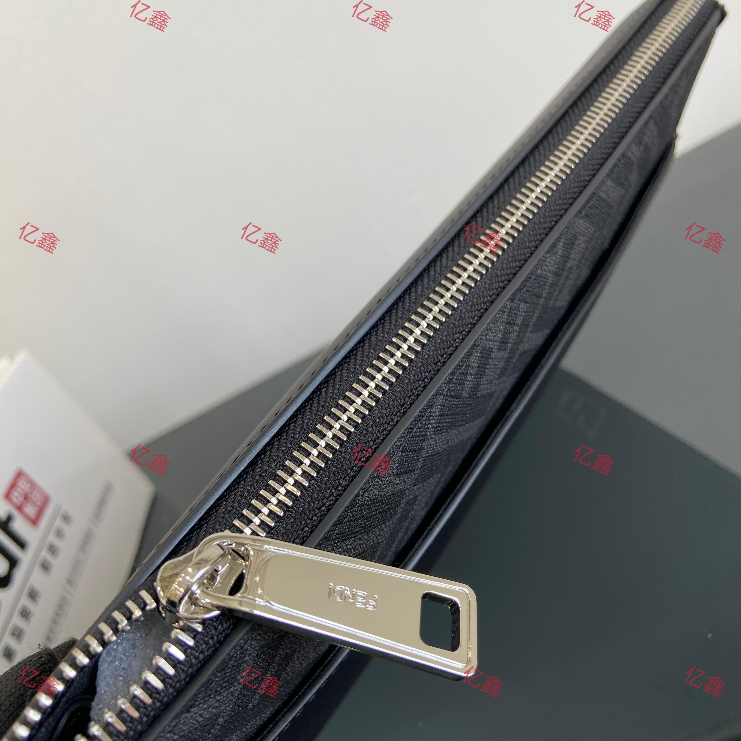工厂价💰490  升级版  正品级
【配专柜全套包装】
独家正品开发，百分百头层牛皮，对版老花面料，干净整洁的做工体现了每一步的用心，经典耐看纳帕皮真心好看，可正式可休闲的款式，能装日常的生活用品，容量真心不错，出门.上街轻松上阵
型号7vA491
尺寸27.20.6