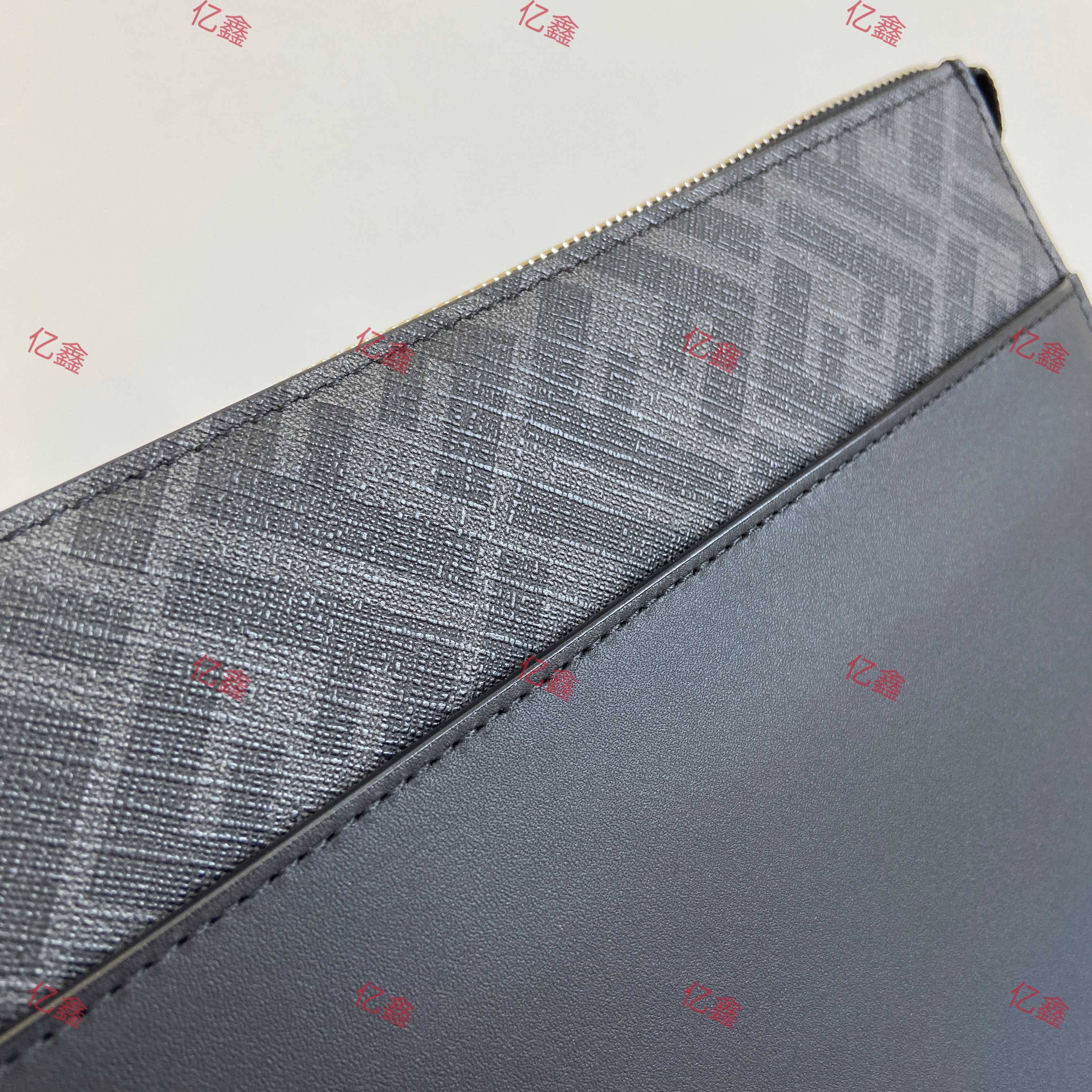 工厂价💰490  升级版  正品级
【配专柜全套包装】
独家正品开发，百分百头层牛皮，对版老花面料，干净整洁的做工体现了每一步的用心，经典耐看纳帕皮真心好看，可正式可休闲的款式，能装日常的生活用品，容量真心不错，出门.上街轻松上阵
型号7vA491
尺寸27.20.6