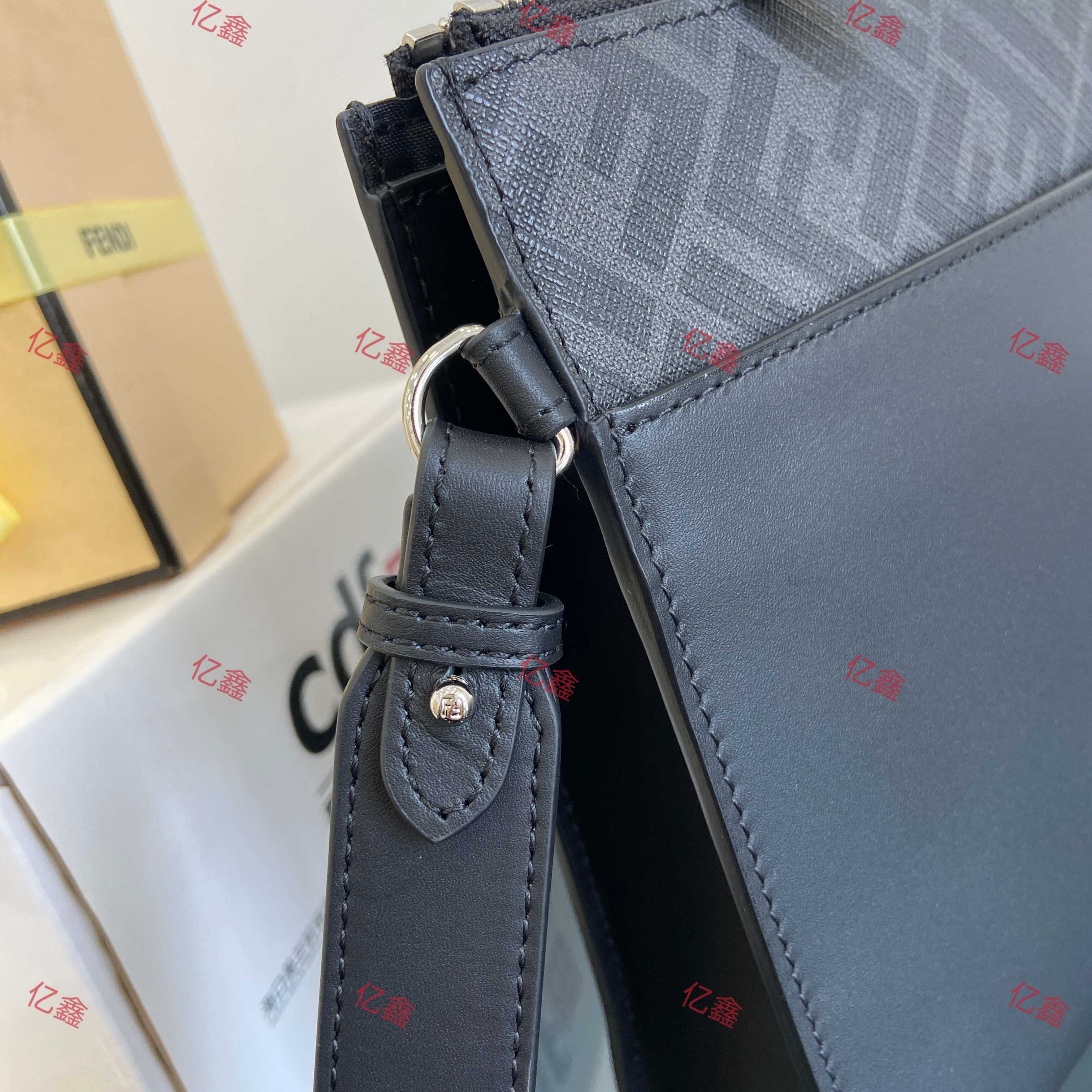 工厂价💰490  升级版  正品级
【配专柜全套包装】
独家正品开发，百分百头层牛皮，对版老花面料，干净整洁的做工体现了每一步的用心，经典耐看纳帕皮真心好看，可正式可休闲的款式，能装日常的生活用品，容量真心不错，出门.上街轻松上阵
型号7vA491
尺寸27.20.6
