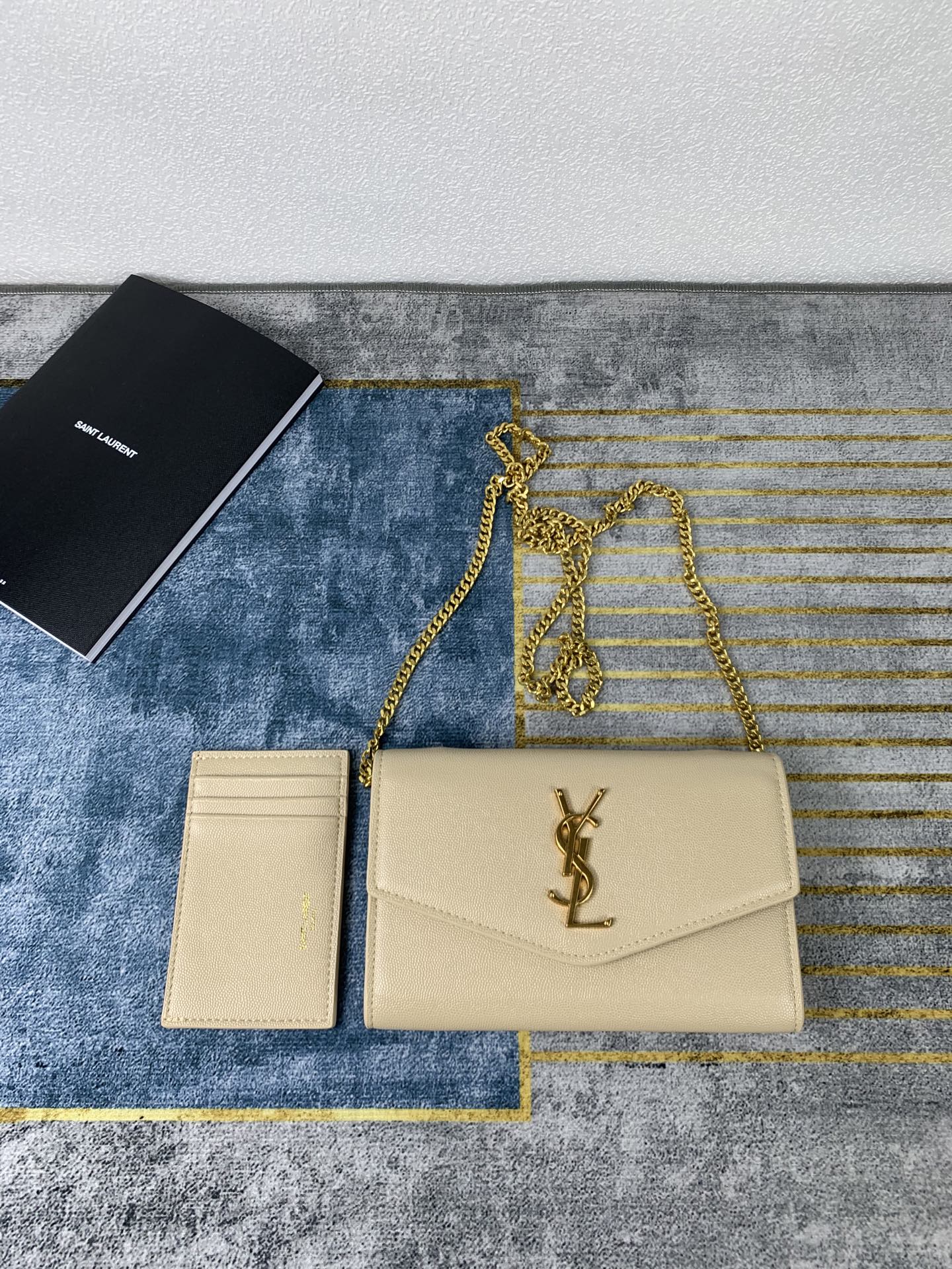🌟𝑈𝑝𝑡𝑜𝑤𝑛_🌸信封包 最经典的标志性金属Logo，搭配可拆卸链条肩背带，直接当手包！此款还配有一个小